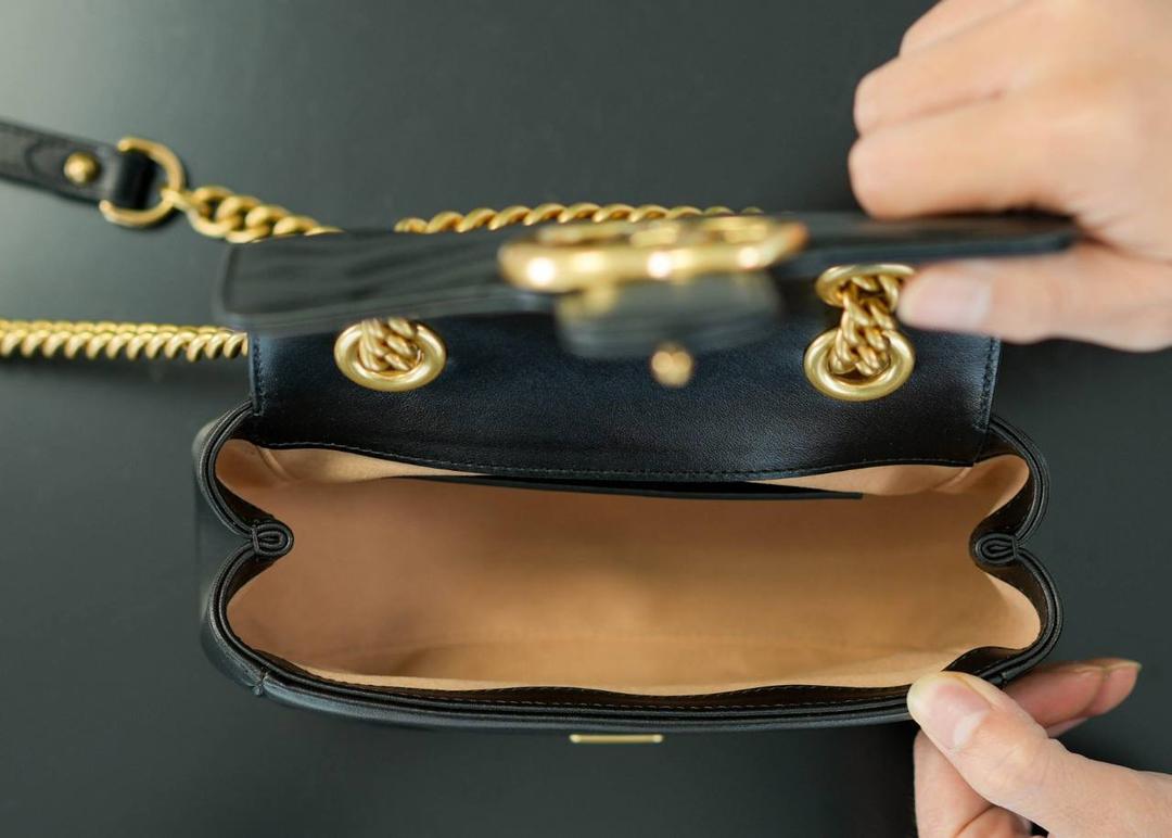 👜🔥GG Marmont系列绗缝迷你肩背包 新款方胖子黑色 18cm （原厂皮 全铜五金） 正品售价,500 GG家经典系列再次推出方胖子设计造型， 保留原有的Marmont经典系列轮廓， 更加精致时髦洋气了~ 容纳量也是非常可观的，日常容纳需求完全没问题， 可斜挎可肩背，也很百搭哟! 官方款号 739682 尺寸：18x15x8cm