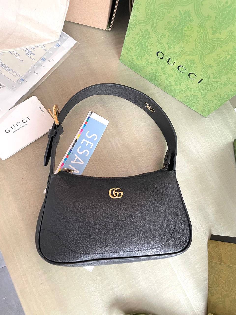 👜Aphrodite系列 型号:739076 尺寸:21*12*4 手袋向20世纪90年代末和21世纪初流行款式致敬，以全新廓形演绎，将经典设计与流行配色和富有辨识度的双G配件融于一体，打造时尚前卫且别出心裁的包袋造型。这款肩背包以黑色软皮匠心打造，巧妙融入金色调拉链开合.🔥🔥