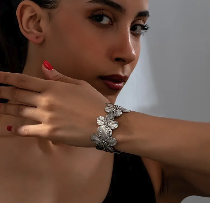 Bohemian Style Bracelet With Retro Texture And Fashionable Floral Design