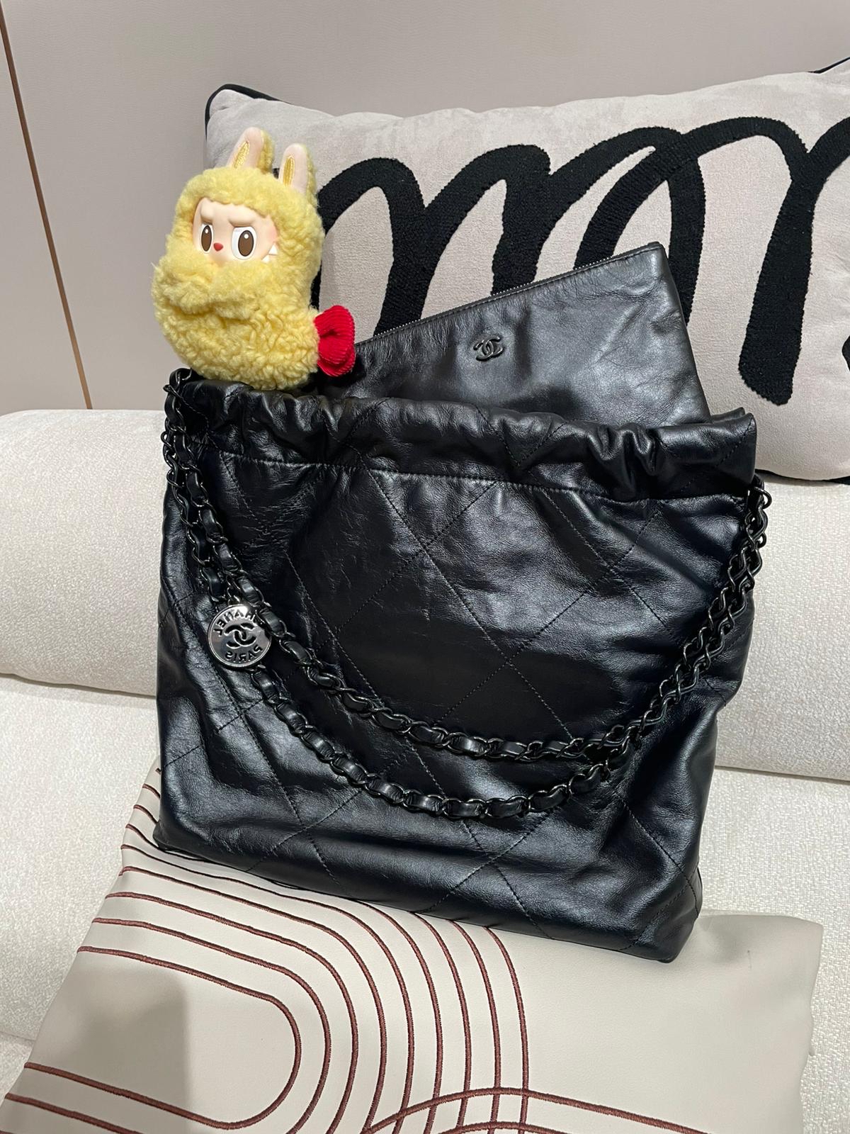 Chanel 22 small so black calfskin,100%Authentic, 95%new ，✅晶片✅Dust bag✅box