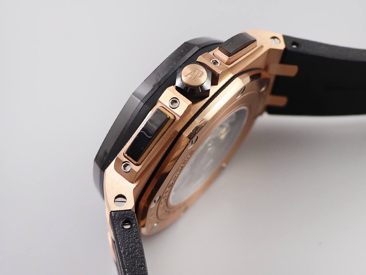 AP 26400皇家橡树v2版 金壳陶瓷圈材质 44毫米直径 搭载复刻原版CaL．3126机芯 陶瓷圈口 市面上最顶级版本的超级复刻🔥