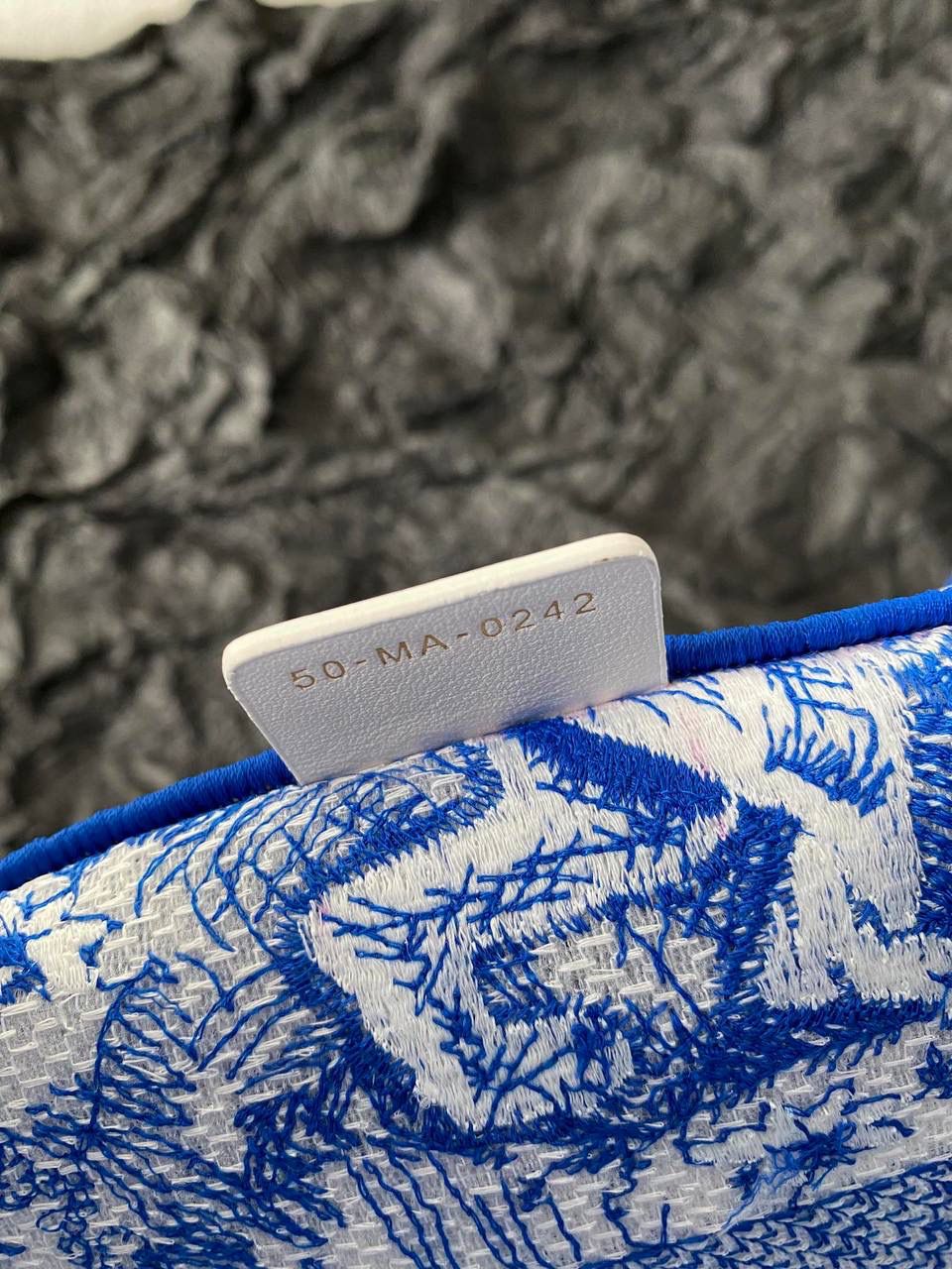 🈶透明蓝中号 𝗖𝗗 𝗕𝗼𝗼𝗸 𝘁𝗼𝘁𝗲购物袋"夏日限定" 全新透明帆布材质，轻盈通透的质感✨ 自带清凉属性，是这季的最大亮点 茹伊动物印花与荧光色调的碰撞 怎么会有这么好看的颜色啊😍 不愧是色彩大师，活力氛围拉满 超醒目的荧光效果和度假气息扑面而来 将优雅融为一体，谁心动了，我不说 刺绣的复杂程度，直接搞疯师傅们 这只购物袋真的要细品，那那都是细节 size：36.5×28×17.5cm