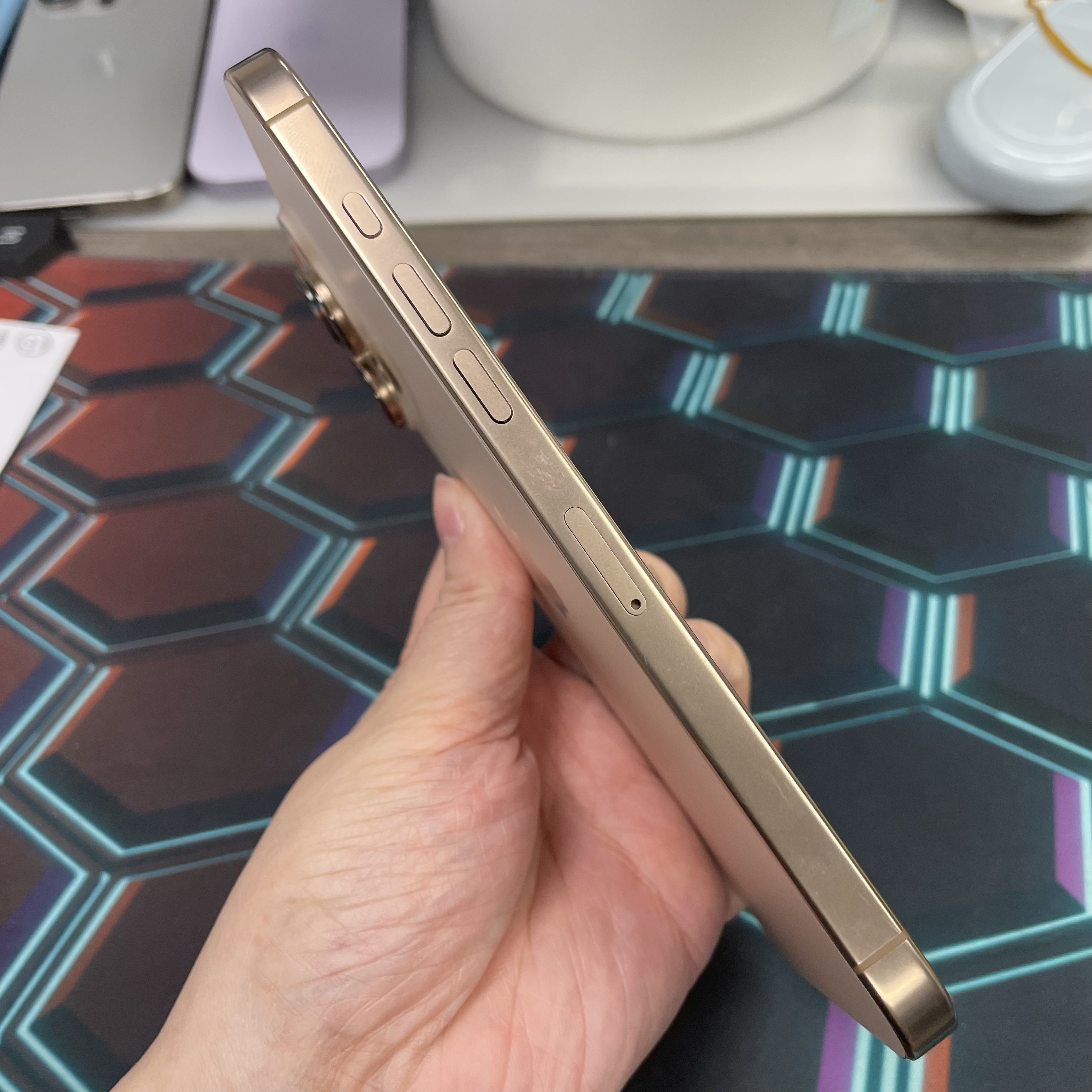 *8291 16 pro max 全新官換機 256GB 電100 沙色 gold