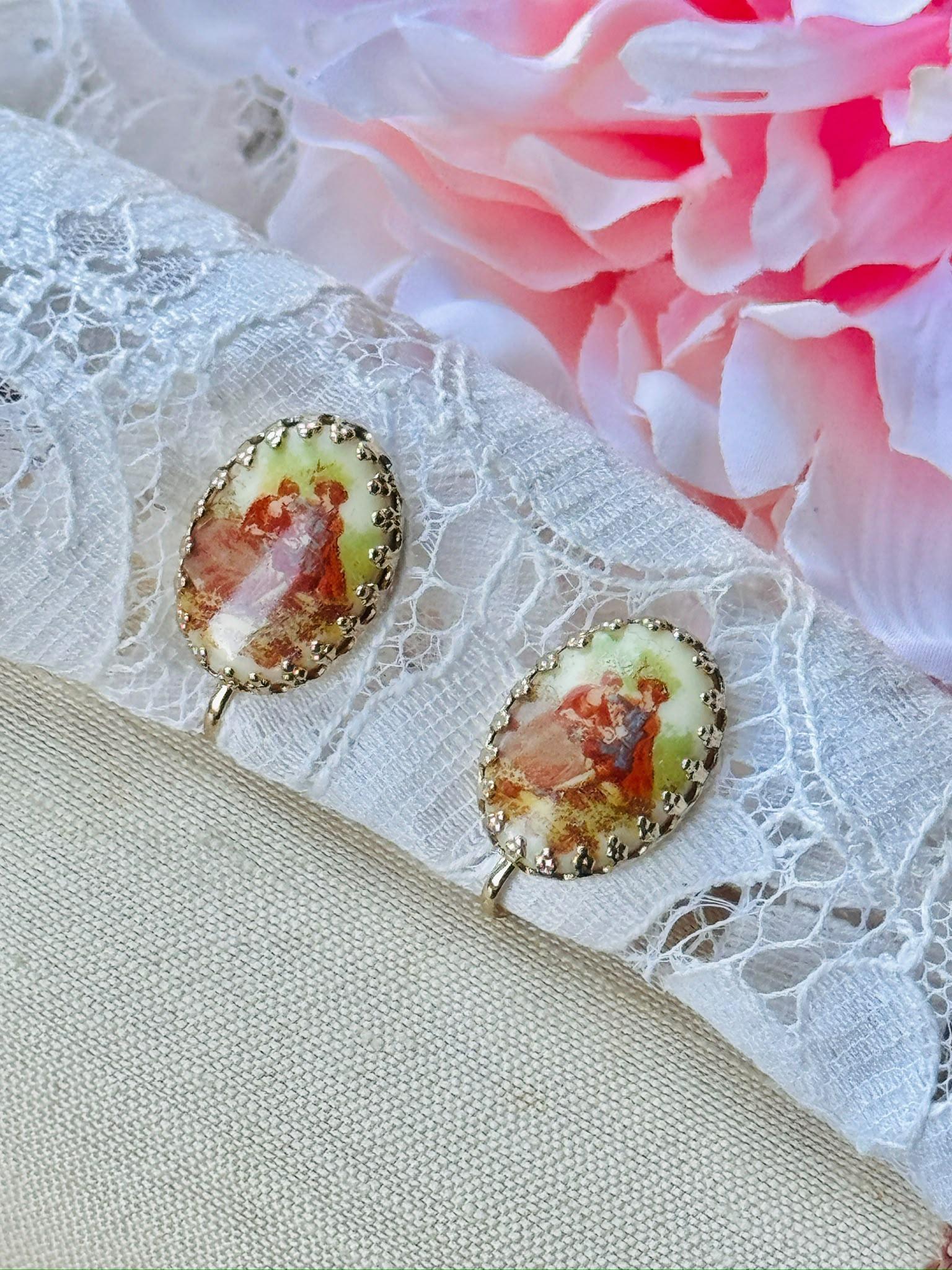 Vintager C.a. 1970s Courting Couple Clip Earrings (MT2644)