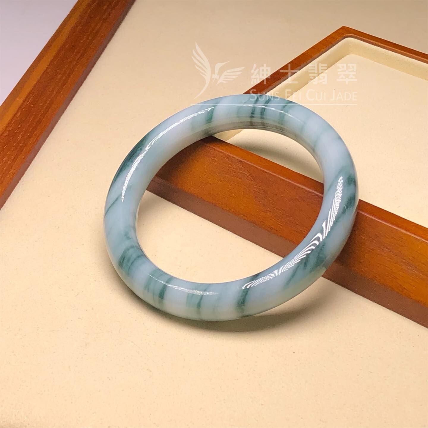 木那飄花帶翡色福鐲55.6mm