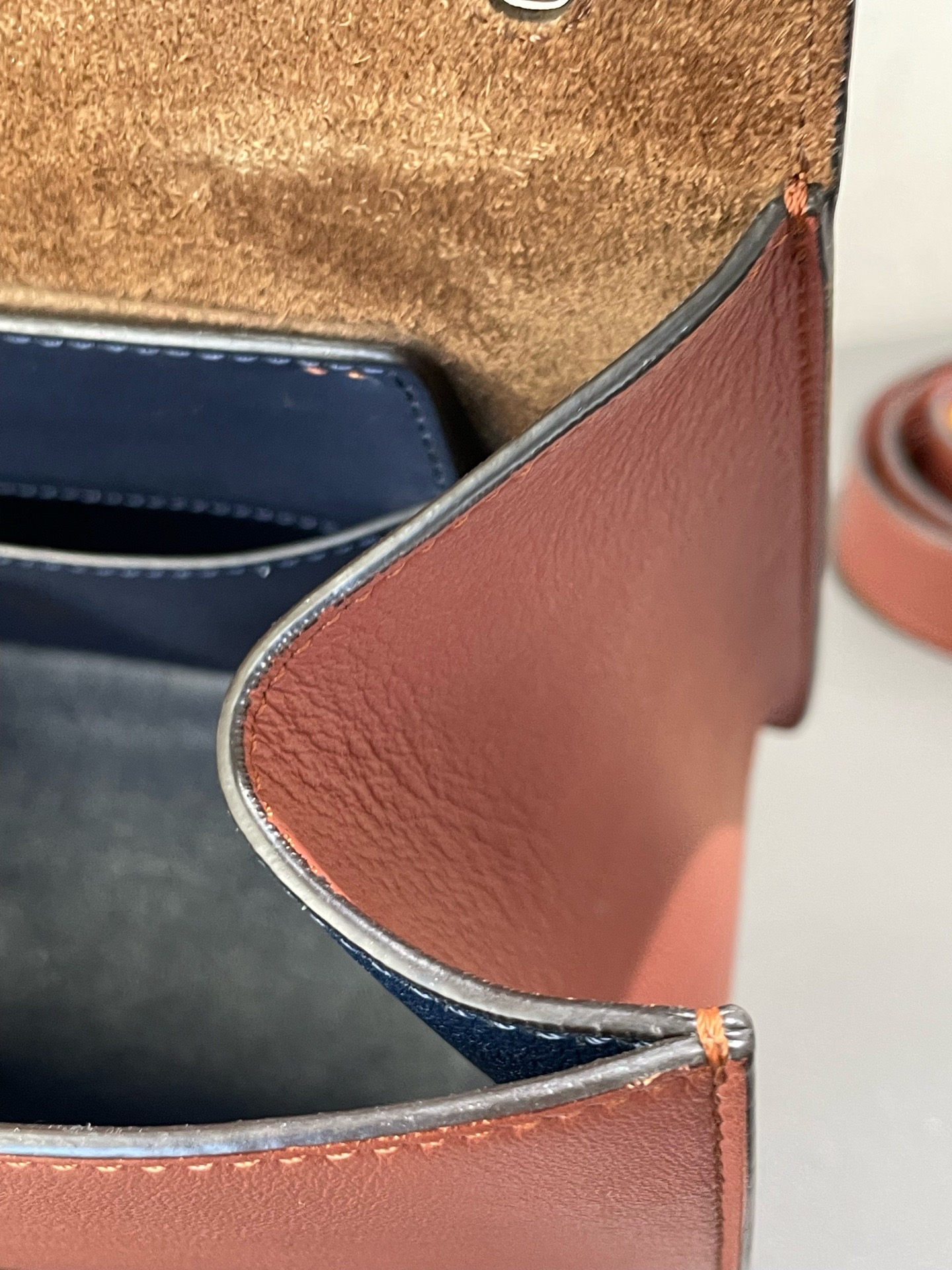 【預訂貨品】Fendi 豆沙色油蠟皮復古郵差包