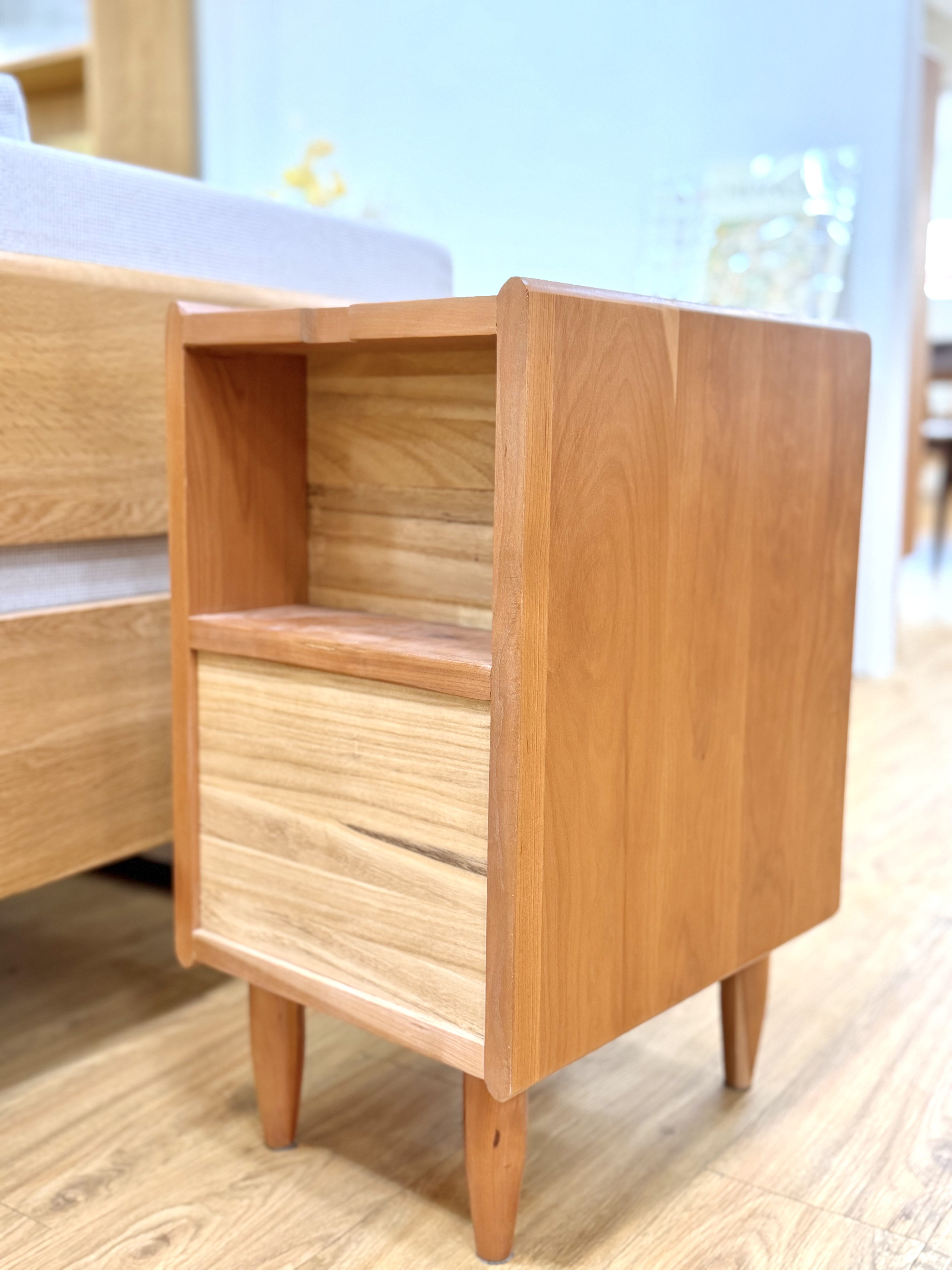 #陳列品清貨 ELLEN Bedside 