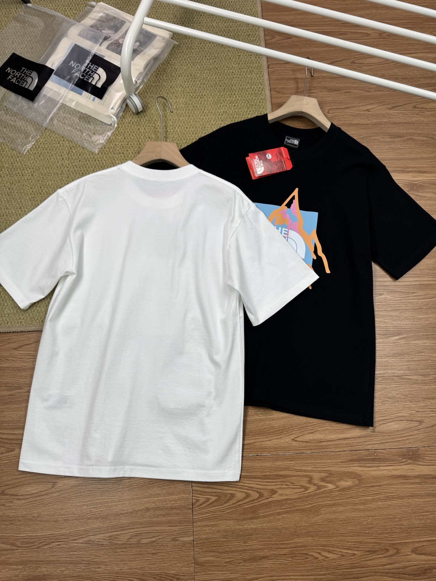 $168件。2件起$ 158件。The North Face 北面 全棉重磅Logo短袖T恤（男女同款）