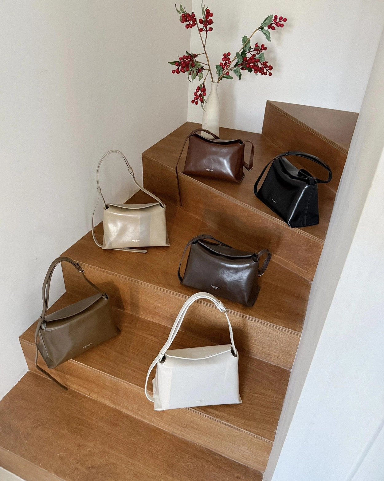 【26SS新皮】預訂_牛皮亮面 Bread bag 磁吸枕頭包 (M) By Bucks & leather