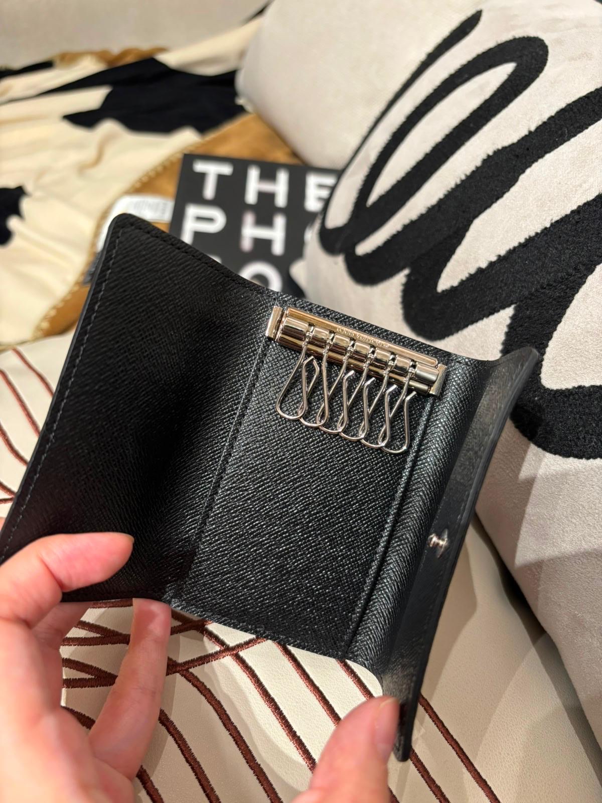 未使用品 LV Key Holder 100%Authentic, Unused ✅Dust bag