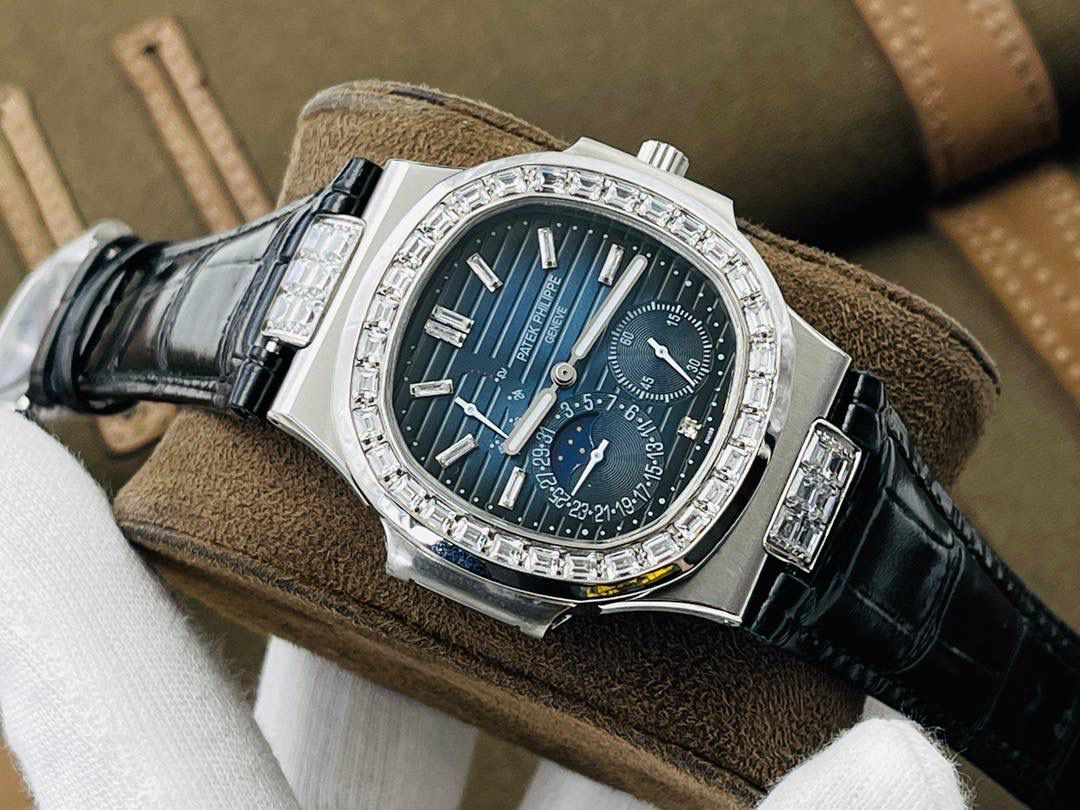 V3升级版 【市场最高品质版本】百达.翡丽Patekphilippe运动系列（鹦鹉螺）5724（霸道总裁）升级版珍珠陀！ 1⃣️所有功能同正品（10字位动能显示，7字位日历和月相 4字位小秒针），和原装一样的带水平压纹图案，带荧光刻度 ！ 2⃣️直径40毫米，904L精钢镀金，蓝宝石玻璃镜面。 3⃣️5722和5724款的外钻为施华洛世奇钻，通透闪亮，气质非凡。在目前技术范畴内尽可能接近原装，此款腕表可以让您驾驭所有场合！ 匠心之作 欢迎您的品鉴！（现在买就送定制版一支商务用笔，让您的品味十足，气派十足，从容面对任何挑战）