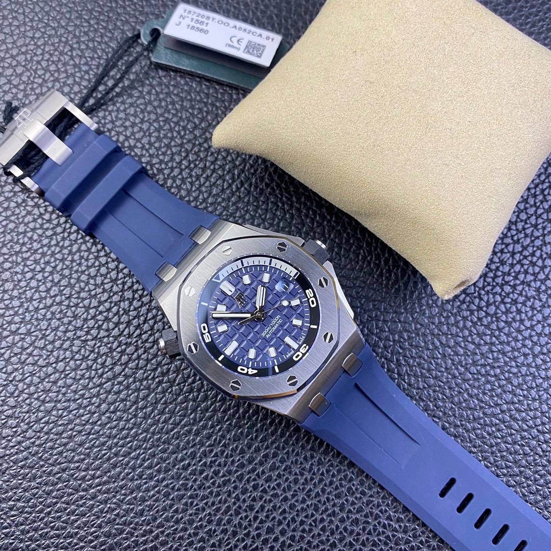 新款亮相 爱彼潜水表——新款爱彼15720！腕表尺寸42mmX14.2！ 1:表壳采用精钢表壳，搭配防眩光处理蓝宝石水晶玻璃表镜和表底，黑色陶瓷旋入式表冠，全部数据材质采用正品扫描对标。 2:机芯采用9015改全新的Calibre 4308自动上链机芯，走时稳定，无售后忧虑 3:独家最强机芯夹板打磨，更加立体。全新特调陀片颜色 4:最人性化的活动头粒缓冲，确保吻合正品 5:表盘镌刻“Méga Tapisserie”超大格纹装饰，搭配荧光立体时标和皇家橡树指针，黑色旋转内表圈搭配米色0至15分钟区域 6:采用进口夜光填充，最持久的夜光和最齐的内应刻度 7:原装一致倍数放大镜日历窗口，超强通透性 8:表带采用最新款开模的进口橡胶带，无论纹路颗粒还是质量全部吻合正品，质感更高级。 功能走时精准稳定！