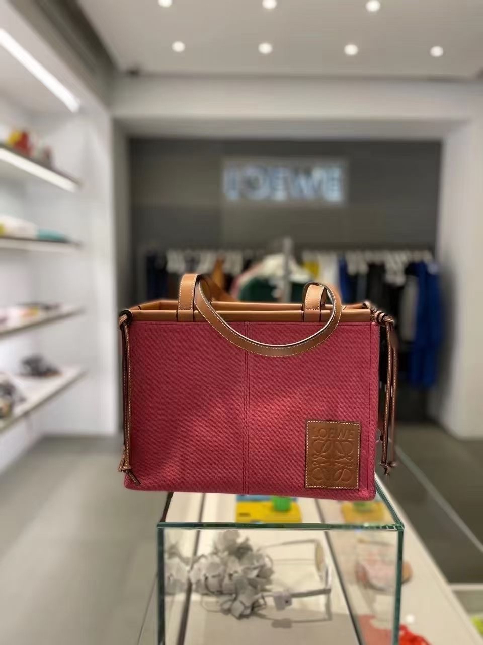 Loewe玫紅色Cushion Tote小號