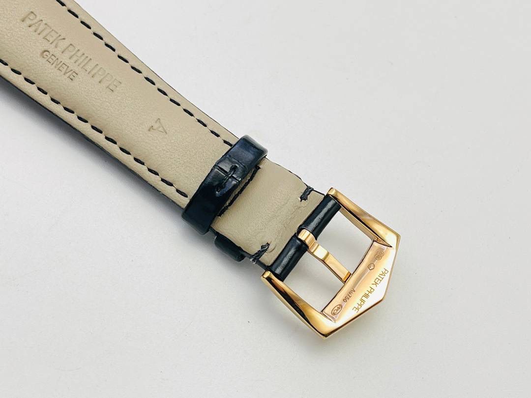 百达.翡丽-古典表系列——3919腕表震撼登场。🤩😍完美还原表中王者的独特质感和简约格调！细节升级如下： 1⃣️腕表尺寸39MM，尺寸数据完美吻合正品，佩戴轻便，还原正品体验。 2⃣️玻璃采用与原装一致的锅盖型穹顶玻璃，特镀有双层抗眩晕增透镀膜。 3⃣️表盘标识和指针的边沿全部采用手工润饰倒角，之后再采用镀铑工艺处理，确保光泽度和质感不亚于原装。 4⃣️机芯采用30-255 PS机芯机械！ 5⃣️表带经典意大利小牛皮表带，做工精致，包边细腻，尽显大牌风范，搭配原厂针扣。