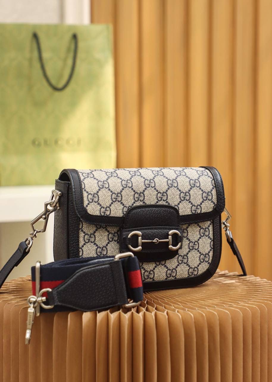 🔹新配色𝟏𝟗𝟓𝟓 𝑴𝒊𝒏𝒊系列 #658574#原厂皮🔹YY 🔷尺寸：20.6*14.4*5.1cm 超人气的𝑯𝒐𝒓𝒔𝒆𝒃𝒊𝒕马衔扣复古系列， 这一季的新配色 米灰色搭配神秘蓝， 把当红王炸款 马鞍包再次推上新的颜值高度。 经典元素自带的复古路线，搭配上新配色， 不仅复古感十足，还时髦感十足， 简直就是复古与现代时尚的新碰撞💥 颜值的天花板，两条肩带搭配出更多的搭配技巧，一直被称为“必备单品”实力推荐这只新配色！颜值一眼深得人心！