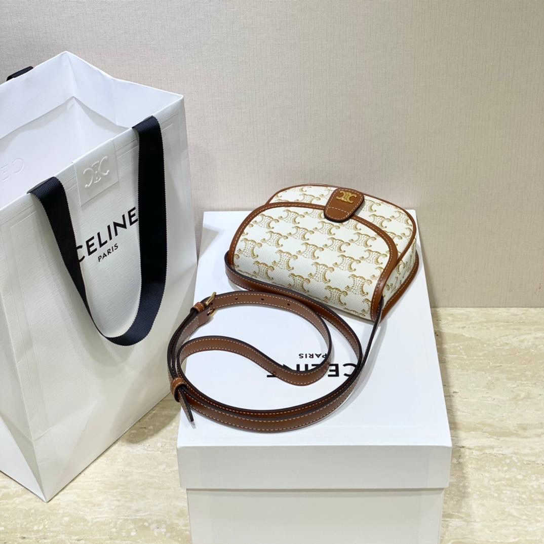 🔥大货实拍图 𝗖𝗘𝗟𝗜𝗡𝗘 ♥ 𝗧𝗥𝗜𝗢𝗠𝗣𝗛𝗘 𝗖𝗔𝗡𝗩𝗔𝗦 𝗕𝗘𝗦𝗔𝗖𝗘 嗨～复古老花yyds新草报道～圆滚滚的小马鞍很是讨喜🤩～ 型号：196702 尺寸：15*11*4cm