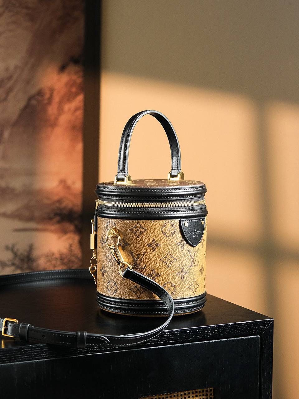 LV Vanity 手袋 👜✨ 📏 小号尺寸：15 × 17 × 15 cm 这款灵感来自经典 LV Cannes 化妆箱～ 半硬质包型，复古又高级 ✨ Monogram + Monogram Reverse 帆布拼接，很有 LV 味道 💕 设计优雅耐看，经典不过时～ 配有顶部手柄和可拆皮革肩带， 可以手提、肩背或斜挎，多种背法很方便 🥰