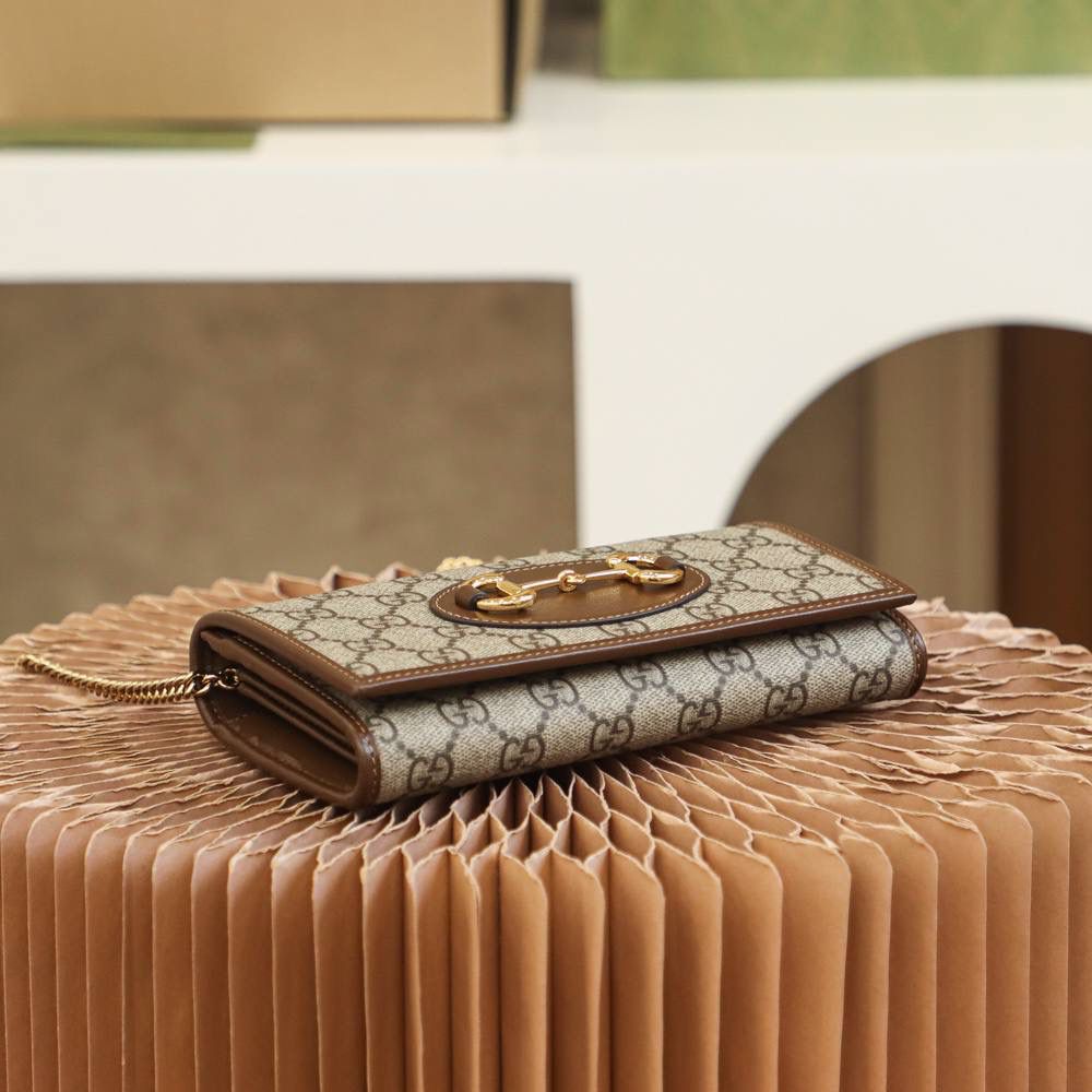 𝐇𝐨𝐫𝐬𝐞𝐛𝐢𝐭 𝐖𝐨𝐜 #621888# 全铜五金原厂皮 ☑️尺寸：19*10*3𝙘𝙢 这是一款复古又休闲的百变王牌 一包多用法 绝绝子 零钱包👛 手包👜 斜挎包 全部满足你日常使用！ 小包可以随时变成钱包多变用法， 轻松容纳手机plus/银行卡 内设分层结构 使用更方便，还有小镜子🪞搭配 随时满足你补妆的需求！ 颜值率也是爆棚的那种，超级好看！ 喜欢这种小包的小姐妹，赶紧安排起来🌟