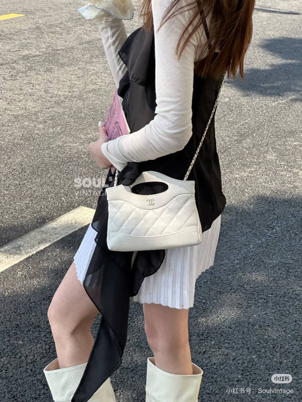 Nano 31Bag鑒定版👜 一包一碼 支持全球鑒定查驗身份證原廠專G Bonaudo皮料過關清單資料可査詢 夢中情包31bag nano超絕的仙女白色！ 更顯氣質和溫柔！ 人生總要有一隻仙女白的包包！ 31Bag nano更是時尚寵兒，實用與時尚的完美結合！ 五金：厚镀14k淡金 皮料：Bonaudo亮面小羊皮 尺寸：20*17.5*3.5cm