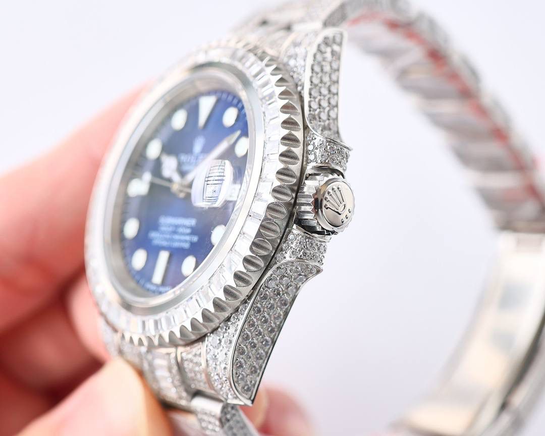 🎉🎉数量稀有 出完再无！她奢华至极，完美还原史上最昂贵的劳力士满天星腕：潜航者型密镶钻款！🎊🎊全表满镶嵌施华洛世奇钻石尽显精致美感，提升佩戴者的贵族气质。极致奢华身份的象征！花较少的钱，享受高大上的体验，难道不香嘛？ 【表壳】腕表尺寸40mm。采用德国顶级904L蚝式钢所制。表圈，表壳，表链都密集镶满最顶级的施华洛世奇美钻。尽量还原正品奢华至极的无敌质感。 【表带】采用904L蚝式钢打造，蚝式表带于1930年代末推出，由三排宽大、平整的链节组成，极其坚固，表链全身也整齐缜密的镶满美钻，效果光华四射。（另配送硅胶表带） 【机芯】采用经典ETC2836全自动机芯，性能极为稳定。 【镜面】蓝宝石镜面。超强夜光字面，字面颜色更细腻做出了与正品一致的视觉效果！ 🍻 上手震撼尊贵非凡、供表友玩家鉴赏！