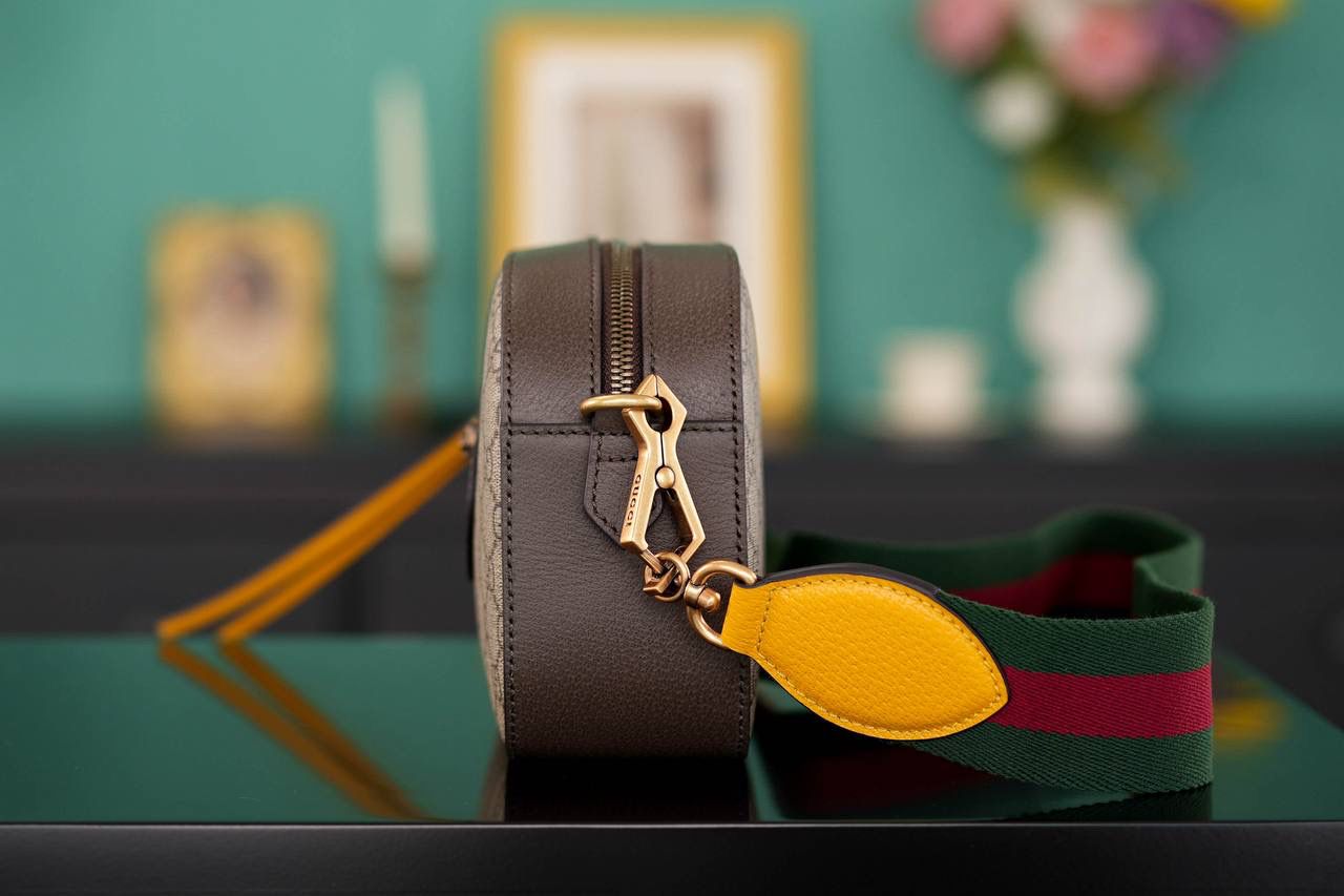 🥯Neo Vintage Supreme 虎头 相机包24cm （原厂皮 全铜五金） 正品售价¥10.000 虎头相机包，宽肩带随性帅气， 内里搭配小碎花里布 这款是真的很抗造， 红绿织带的搭配，让整个包身的复古感更强烈 容量超级大 百搭四季通用！非常日常好背的一款包 官方款号 476466 尺寸：24x14.5x7cm