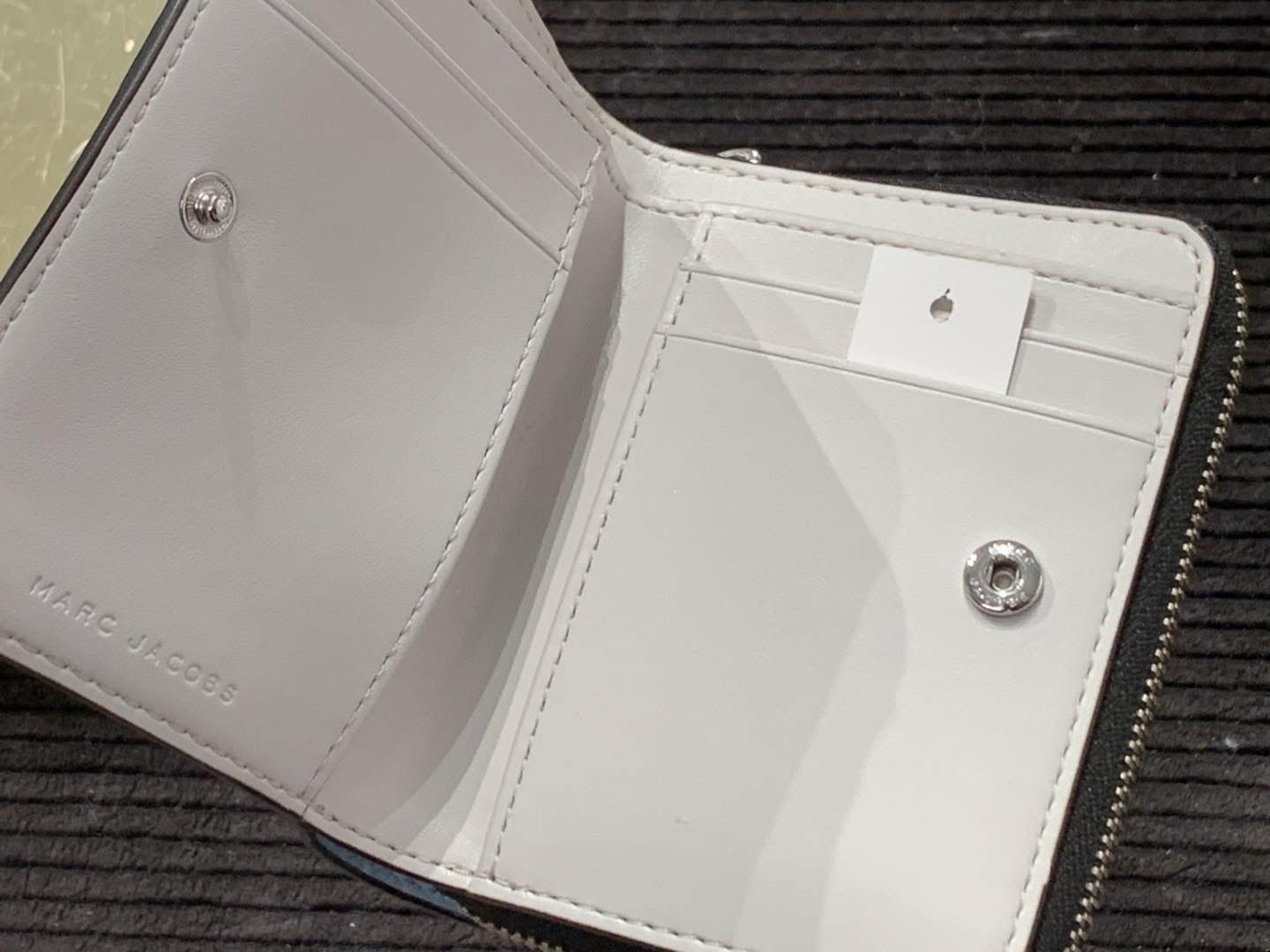 ✈️🇺🇸🇨🇦柔和舒服嘅天空粉藍色Marc Jacobs 短摺銀包現貨🩵🩵