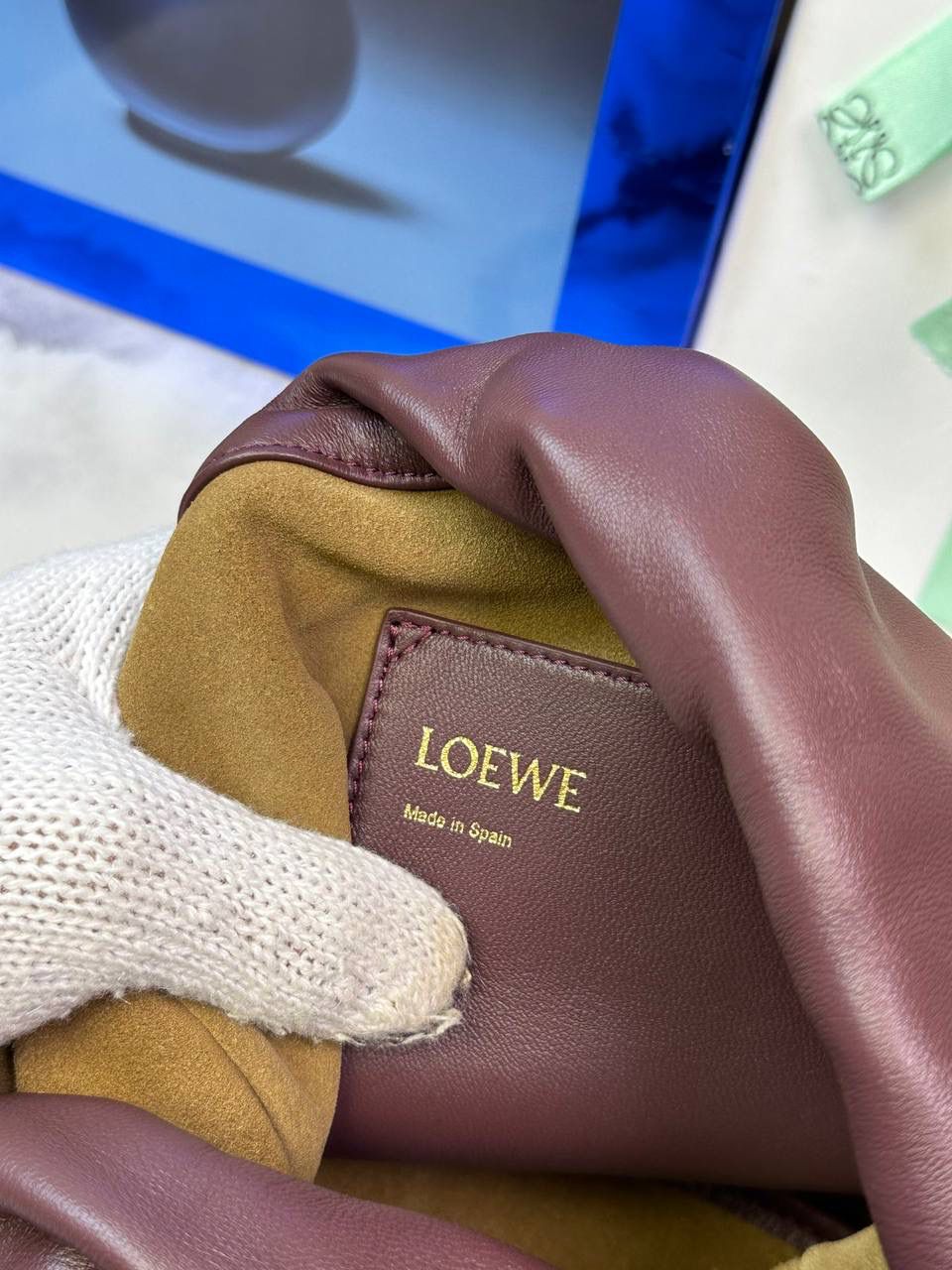 🎈链条款𝙁𝙡𝙖𝙢𝙚𝙣𝙘𝙤 𝙋𝙪𝙧𝙨𝙚水桶羊皮 ——【酒红色】 尺寸：𝟑𝟐-𝟏𝟕-𝟐𝟒𝐜𝐦 编码：062406 👉🏻延续福袋收缩绳褶皱设计，全新推出水桶造型，羊皮包身手感细腻柔软❤️ 👉🏻链条肩带➕皮肩带的双肩带设计，时尚百搭，给足了集美们多样化的选择。肩带可拆卸可调节，磁扣开合，正面烫金𝙇𝙤𝙜𝙤，呈现出高贵典雅的视觉感😍 👉🏻独家背景➕独家品质➕独家全套砖柜礼盒套装，市场高端品质皆在我手✌🏻