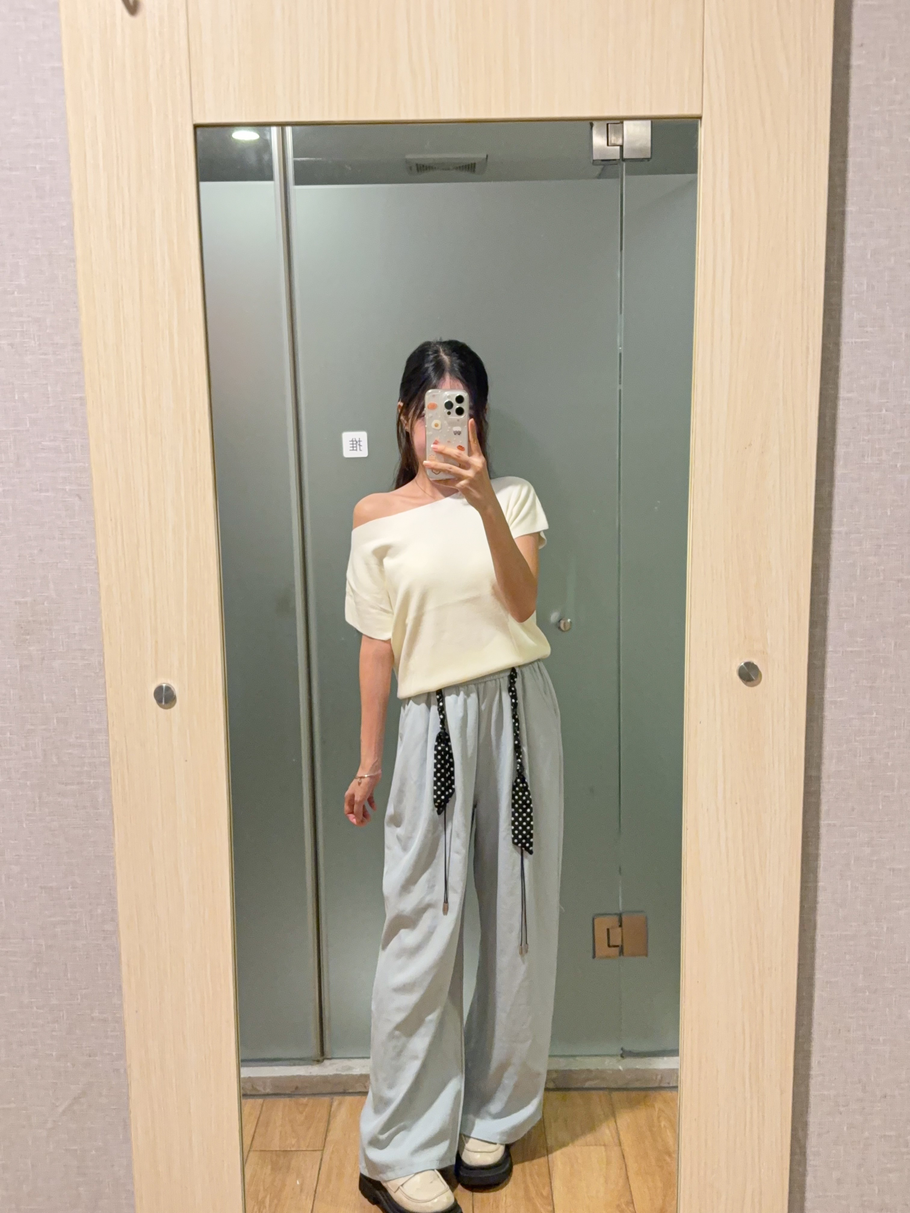 气质露肩羊绒针织上衣R3002