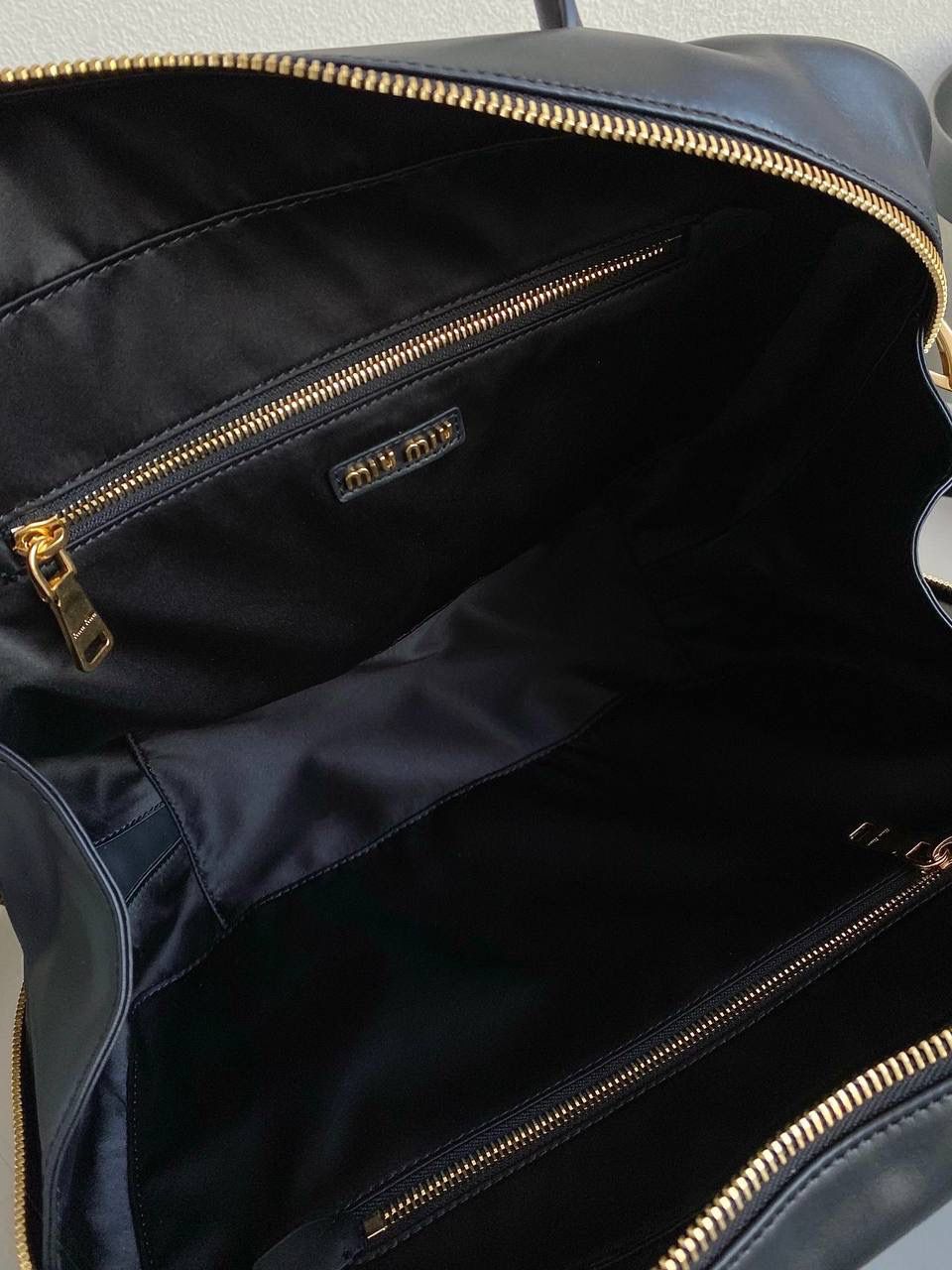 🈶黑色 | 肩带款 𝗠𝗶𝘂𝗠𝗶𝘂23秋冬公文包 比经典老款多了一条长肩带 斜挎手拎更加实用，直接翻红啦！！ 看似一样，实际尺寸上有轻微小改 但差异不大，整体也比老款要薄一点 斜挎起来更有轻盈感，不会显得太笨重 近两年miu水涨船高，爆款制造机 出什么火什么，杀疯了已经，都去冲 一整个甜酷少女感路线，赢麻了！！ 23×34×10cm，#F0020m