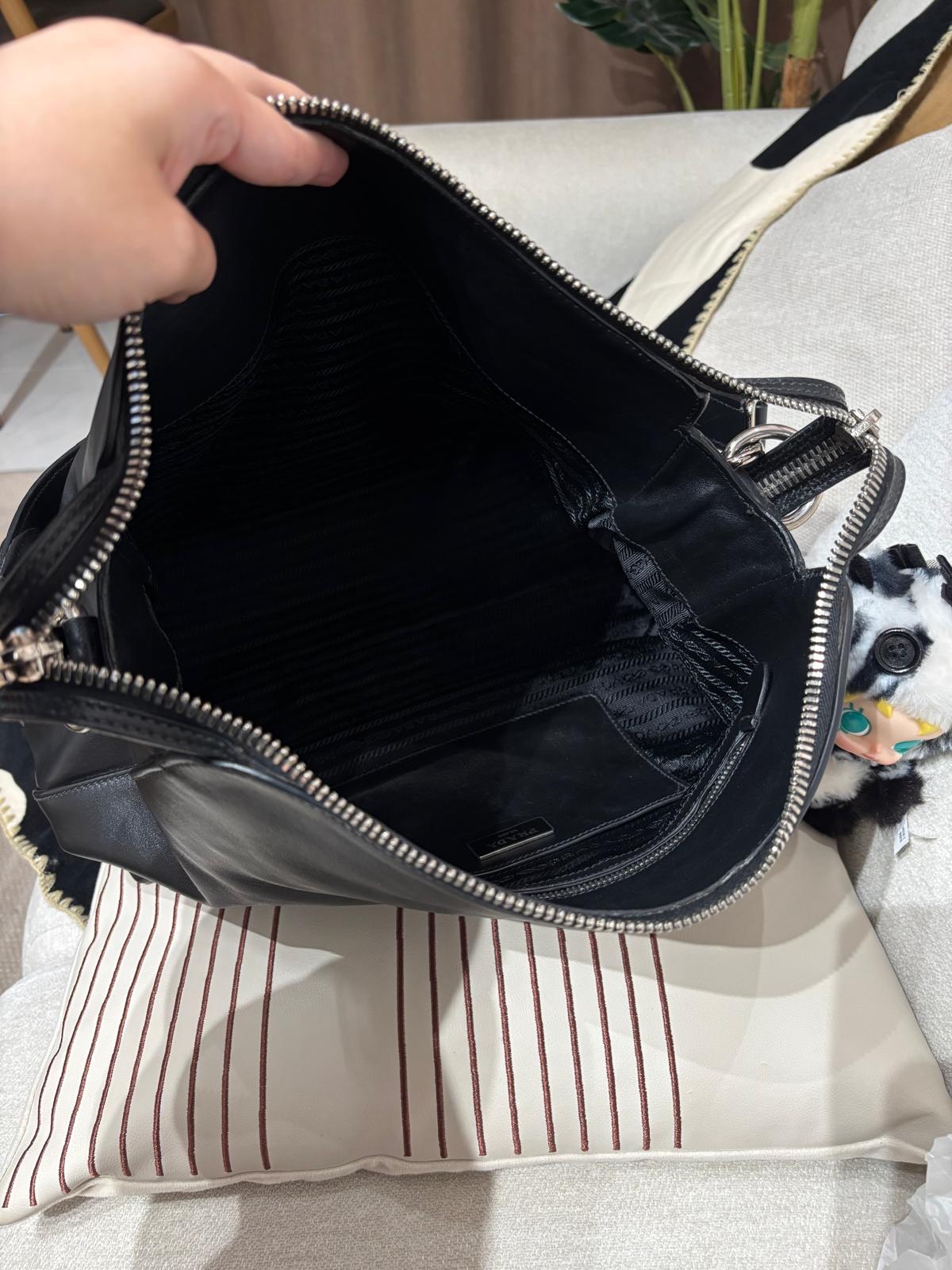 Prada shoulder bag Hobo Bag Calfskin 100%Authentic, 95%New ✅Dust bag