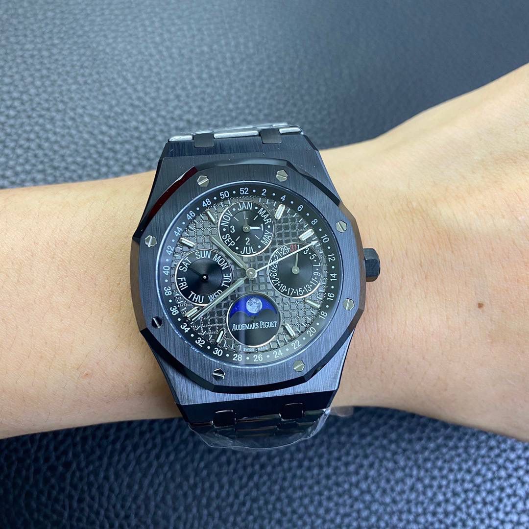 改装正品一致 AP黑陶瓷26579 真月相 一体机5134自动上链机芯， 厚度10.5mm（区别市面普通版本14mm ） 所有功能真实可用，更薄 更像 ！ 增加平闰年开模白针非市面钢针涂改液针 改大秒白针针序可随时针转动 非市面打胶版本陶瓷拉丝深度加工