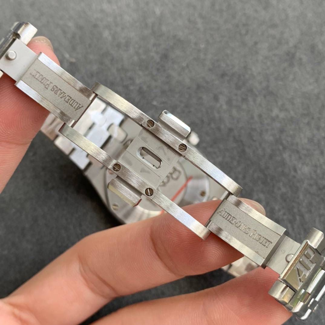 🚀连专柜都很难买的AP女款到货啦！皇家橡树系列中的女士腕表，其官方型号为67651ST.ZZ.1261ST.01，皇家 橡树系列独有的八角形外观还拥有a p独特的设计风格也将女士优雅风格融入其中，深受女士们的爱戴，即使只有33毫米的小尺寸，也将爱，，彼独有的纯净美感与刚毅线条展现的淋漓尽致。 而镶满钻石的表圈也为佩戴的女士增添了更多的柔美。搭载瑞士石英机芯、拥有实用的日历显示功能‼️