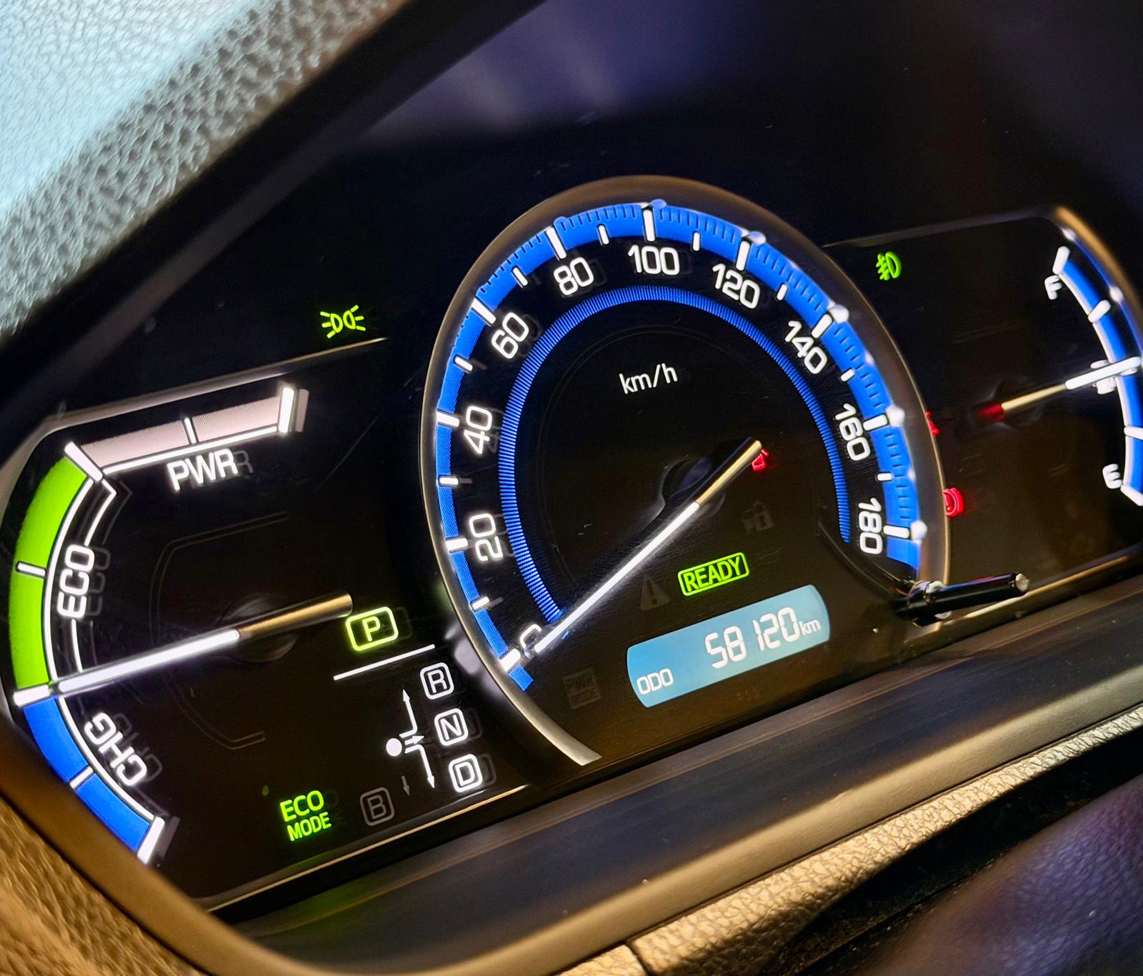 Toyota NOAH Hybrid 2015