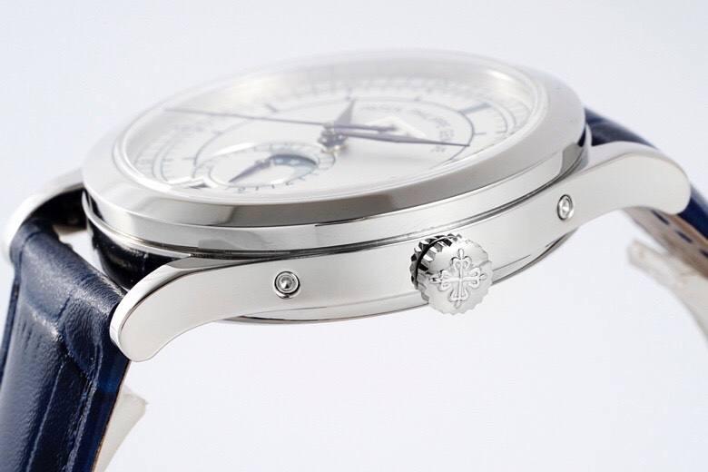 新品百达翡丽5396R系列腕表 表径38.5MM。表壳一体成型，平实的抛光工艺是最重要的精饰技术之一。它能凸显表壳形态，强调不同部分的特色，使表壳成为一个耀目的整体。 全新PP 5396R表盘左侧视窗显示星期，右侧显示月份，而6点鐘位置较大视窗则是白底黑字显示日期；下半部分则是24小时和月相显示辅助面盘处在日期视窗与双视窗之间，确保视觉效果上的平衡与和谐。 百达翡丽秉持着纯粹简洁的创作元素，华丽质感很难让人忽略，玫瑰金与海军蓝的搭配也让人心动非常，不论在视觉、舒适度亦或是实用性上皆能让佩戴人感到满意。 机芯部分，搭载PPF自研324 S QA LU 24H/303自动上链机芯，备有硅游丝，且动力储存最长能到45小时。这枚机芯饰有日内瓦条纹的镀铑夹板、圆润的倒角边缘、嵌金雕刻纹路、饰有Calatrava 十字星雕刻图案的大型18K黄金自动盘，中心的打圈装饰纹、日内瓦涡纹倒角边缘，以及闪亮的红宝石轴承，确保走时精准🔥🔥