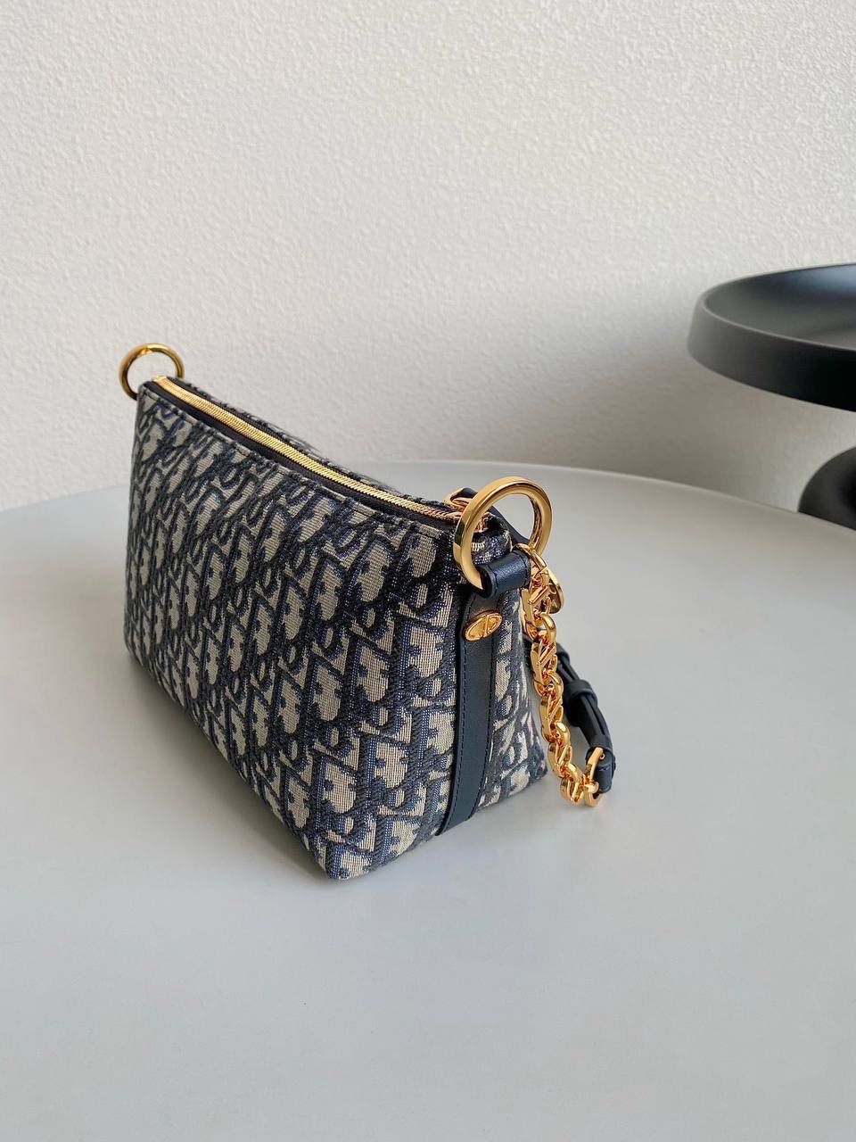 🈶老花蓝（腋下包） 𝗗𝗜𝗢𝗥 𝘀𝘁𝗮𝗿 幸运星⭐饭盒包 又一重磅推荐了！近几年的饭盒包大火！ 各个品牌都有推出过，简直谁用谁可爱啊 复古老花帆布材质，随意揉捏不变形 日常通勤，出差当化妆包也是非常可以 微调后的饭盒包有着幸运寓意的星星拉牌 还有可以调节的链条肩带可以腋下背🌟💯🤟🏻 28.5×14.5×10cm #6803m