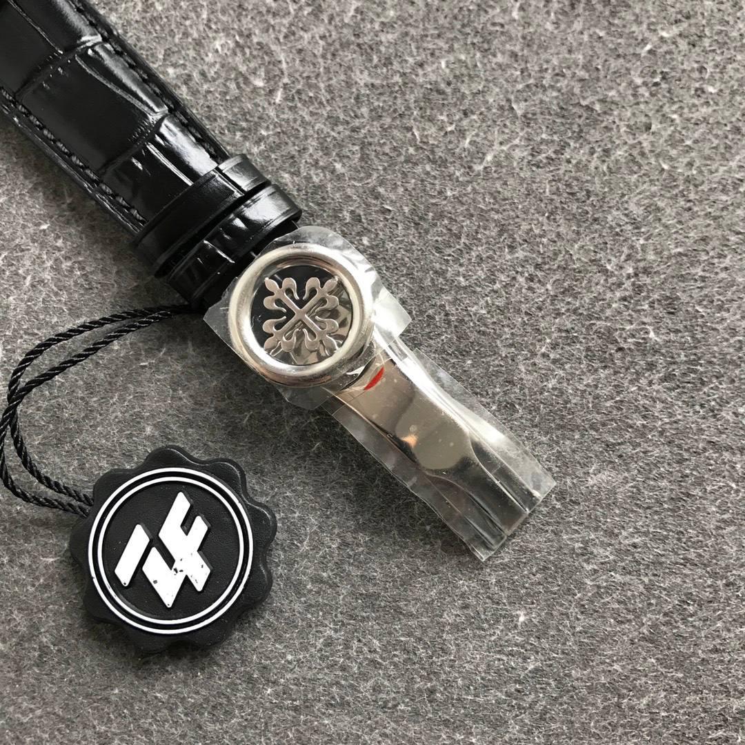 百达翡丽古典5153系列⚜️ 腕表尺寸38mmX10mm 1.表壳打磨：为了追求正品温润如玉的效果，ZF制表师精磨细造，慢工出细活。 2.防尘盖与壳体的衔接机制，有媲美带正品一样的清脆手感。 3.刻度和指针，采用最新的贵金属电镀工艺处理，效果更上一层楼。 4.“锅盖型”微凸蓝宝表镜，版型与正品一致，效果通透，辨时清晰。 5.贵金属钢印立体规范，清晰生动！ 【引领一体机时代】采用定制版Cal.324一体机——更薄，更稳，更像。最重要的是仿真度直线上升了。 【表带】经典意大利小牛皮表带，纹路清晰，质感好。搭配圈市面最顶级的百达翡丽灯笼表扣，通用原装无压力。