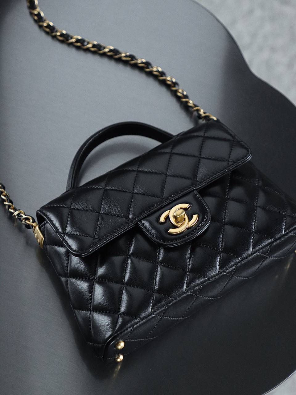 25P豎款 Kelly小號鑒定版 👜 一包一碼 支持全球鑒定查驗身份證原廠專G GR原廠皮料過關清單資料可査詢 經典的菱格紋搭配復古金，每一處細節都透露著香奈兒的奢華與優雅！ 包身線條流暢，豎版設計獨特又吸睛，完美展現女性的柔美與幹練！ 五金：全銅復古金 皮料：GR原廠亮羊皮 尺寸：14*20*5.5cm