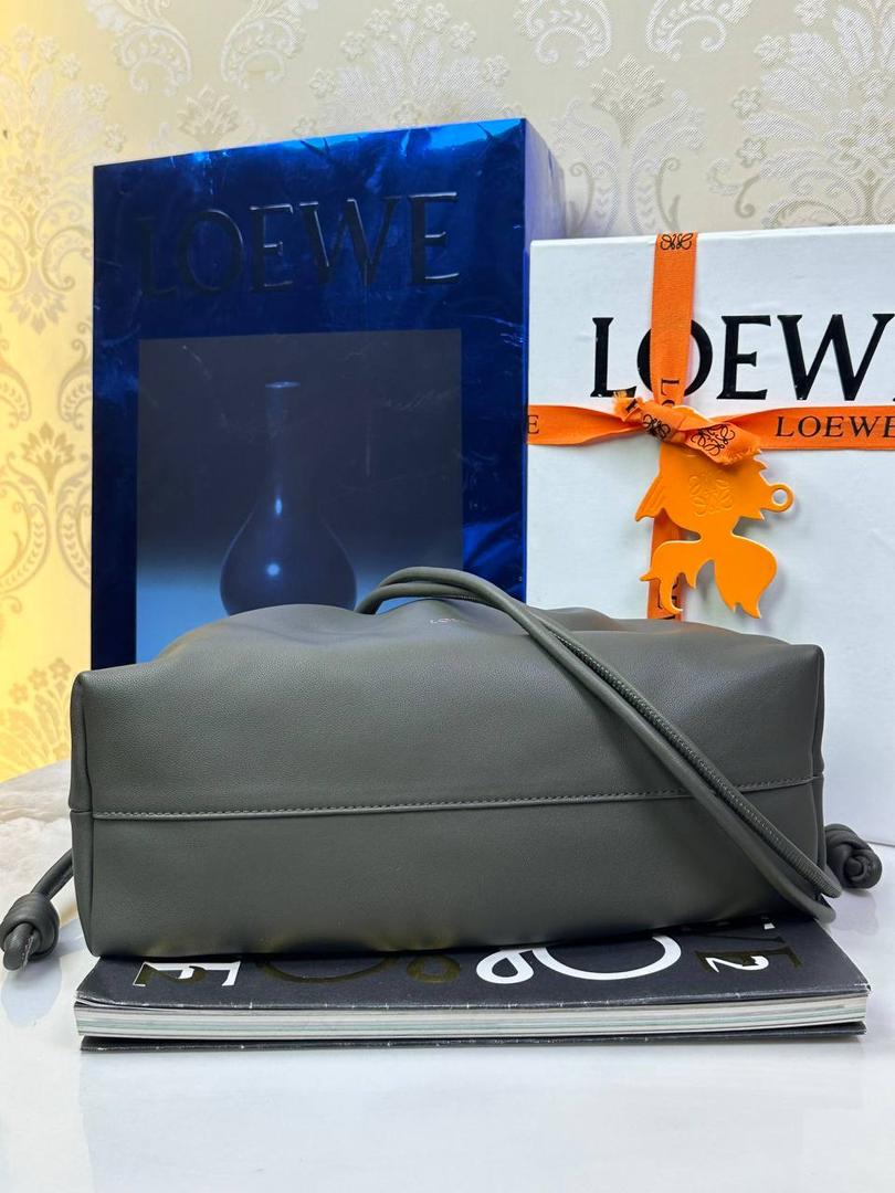 🎈中号链条款𝙁𝙡𝙖𝙢𝙚𝙣𝙘𝙤 𝙋𝙪𝙧𝙨𝙚羊皮 ——【深卡其绿】 尺寸：𝟯𝟬-𝟭𝟬.𝟓-𝟮𝟬𝐜𝐦 编码：012403 👉🏻延续福袋收缩绳褶皱设计，羊皮包身手感细腻柔软❤️ 👉🏻链条肩带➕皮肩带的双肩带设计，时尚百搭，给足了集美们多样化的选择。肩带可拆卸可调节，磁扣开合，正面烫金𝙇𝙤𝙜𝙤，呈现出高贵典雅的视觉感😍 👉🏻独家背景➕独家品质➕独家全套砖柜礼盒套装，市场高端品质皆在我手✌🏻