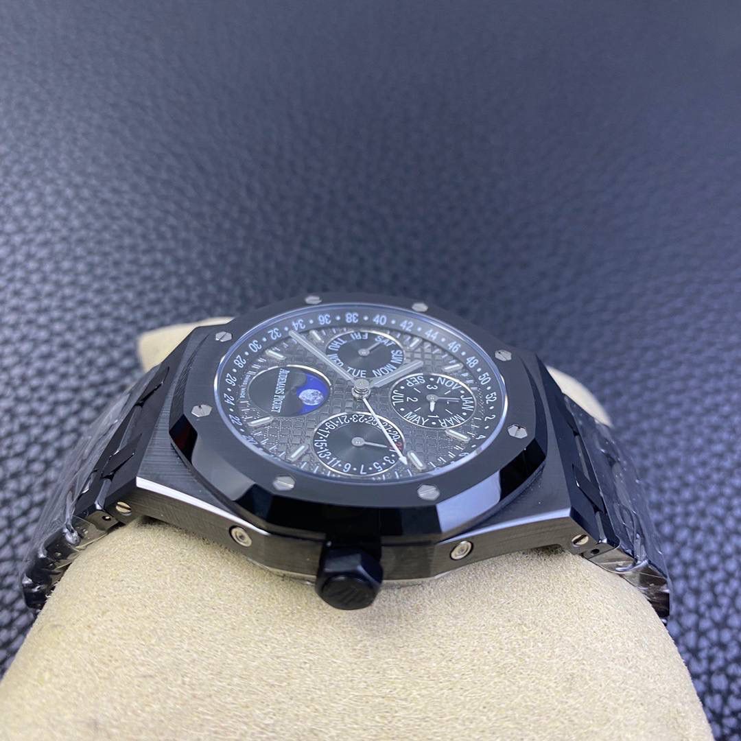 改装正品一致 AP黑陶瓷26579 真月相 一体机5134自动上链机芯， 厚度10.5mm（区别市面普通版本14mm ） 所有功能真实可用，更薄 更像 ！ 增加平闰年开模白针非市面钢针涂改液针 改大秒白针针序可随时针转动 非市面打胶版本陶瓷拉丝深度加工