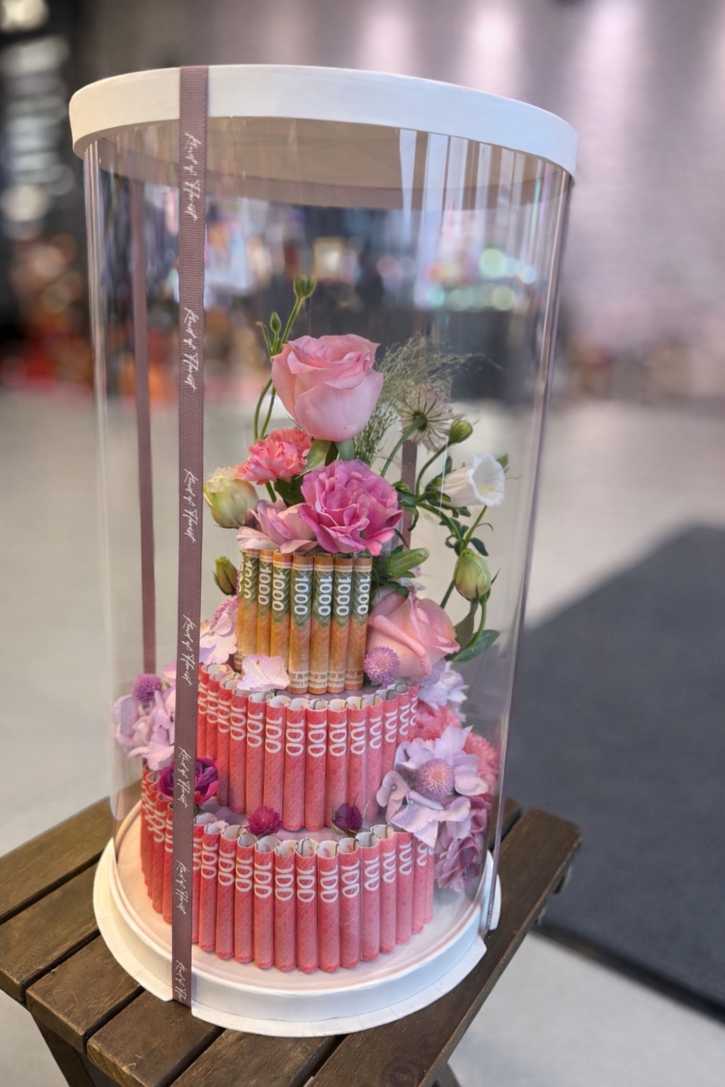 銀紙花塔 （圖中鈔票由客人提供 )