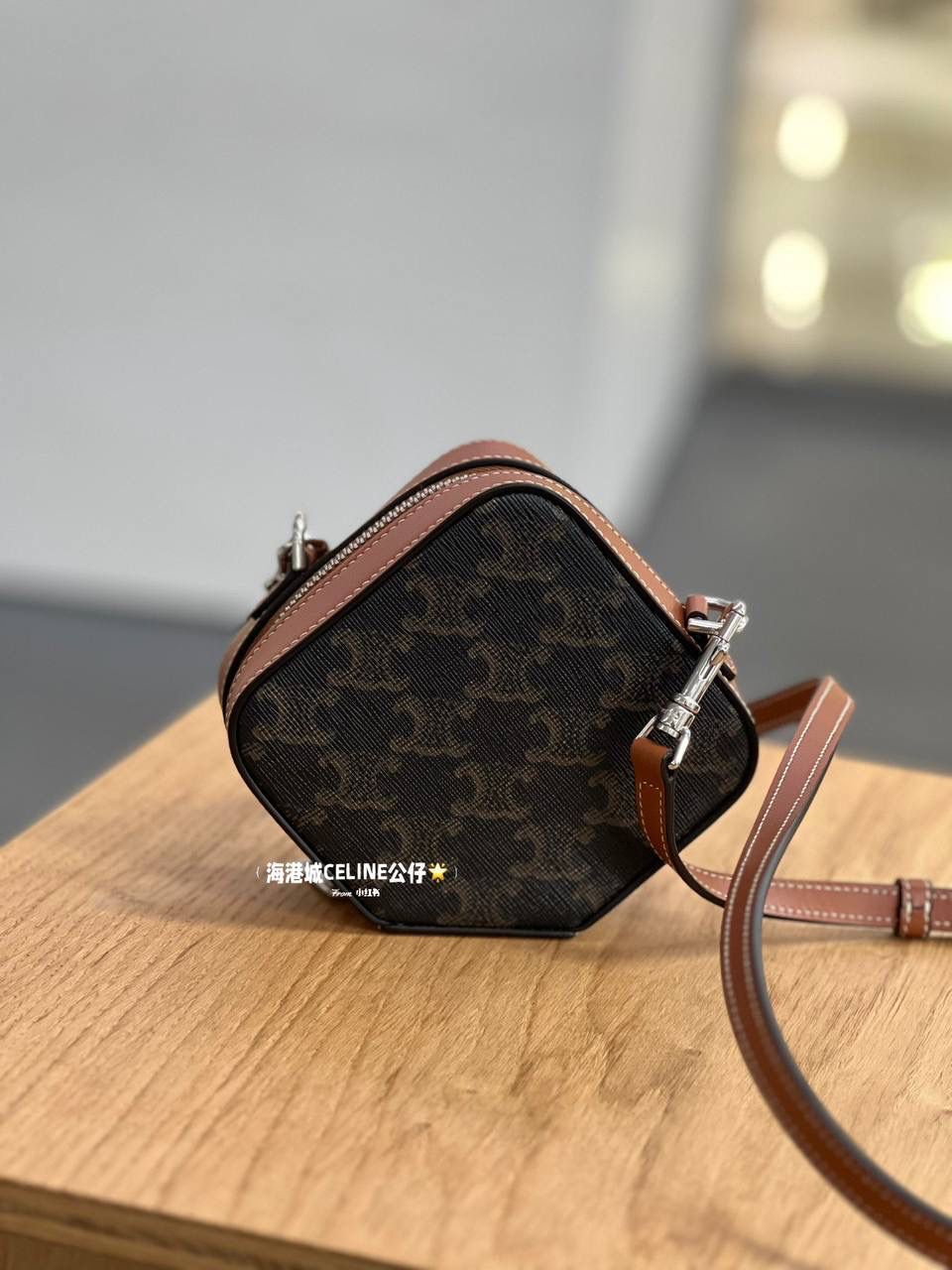 🔥大货实拍图 𝗖𝗘𝗟𝗜𝗡𝗘 ♥️ 𝗖𝗨𝗕𝗘 𝗕𝗢𝗫立体方包 型号：111682 尺寸：14*5*12.5cm 新品上线啦👏立体盒子包/化妆包~皮带子手拎设计➕圆筒包身，翻盖带镜子，可随时补妆。精致又不失实用性！凹造型拍照，或者当晚宴包，简直美呆🥳