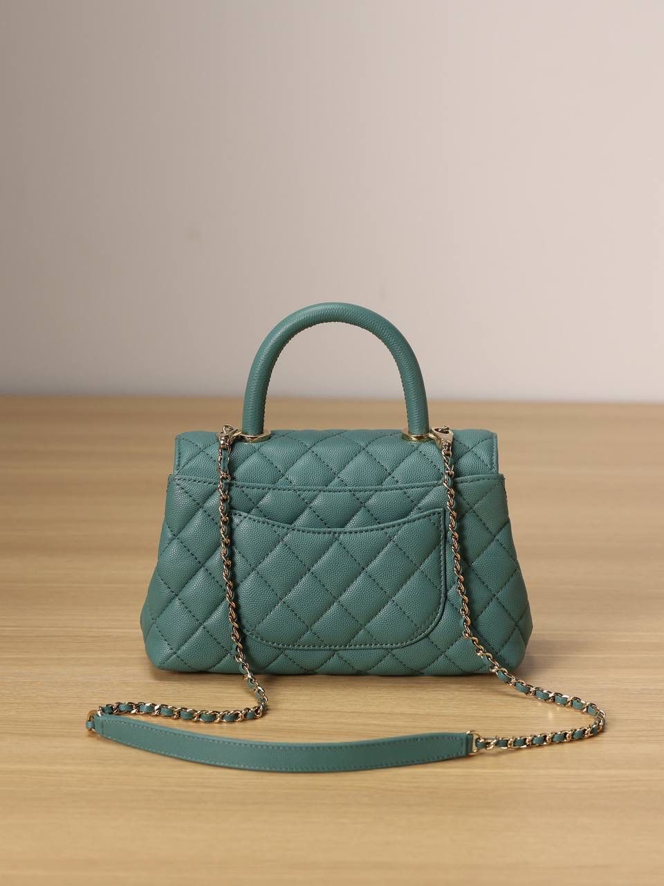 新coco handle小号绿色荔枝纹💞👜 和CF一个渠道的尾单货，拿过的都不用多介绍啦！新款驾到！独家渠道货！ 尺寸:14 X 24 X 10cm