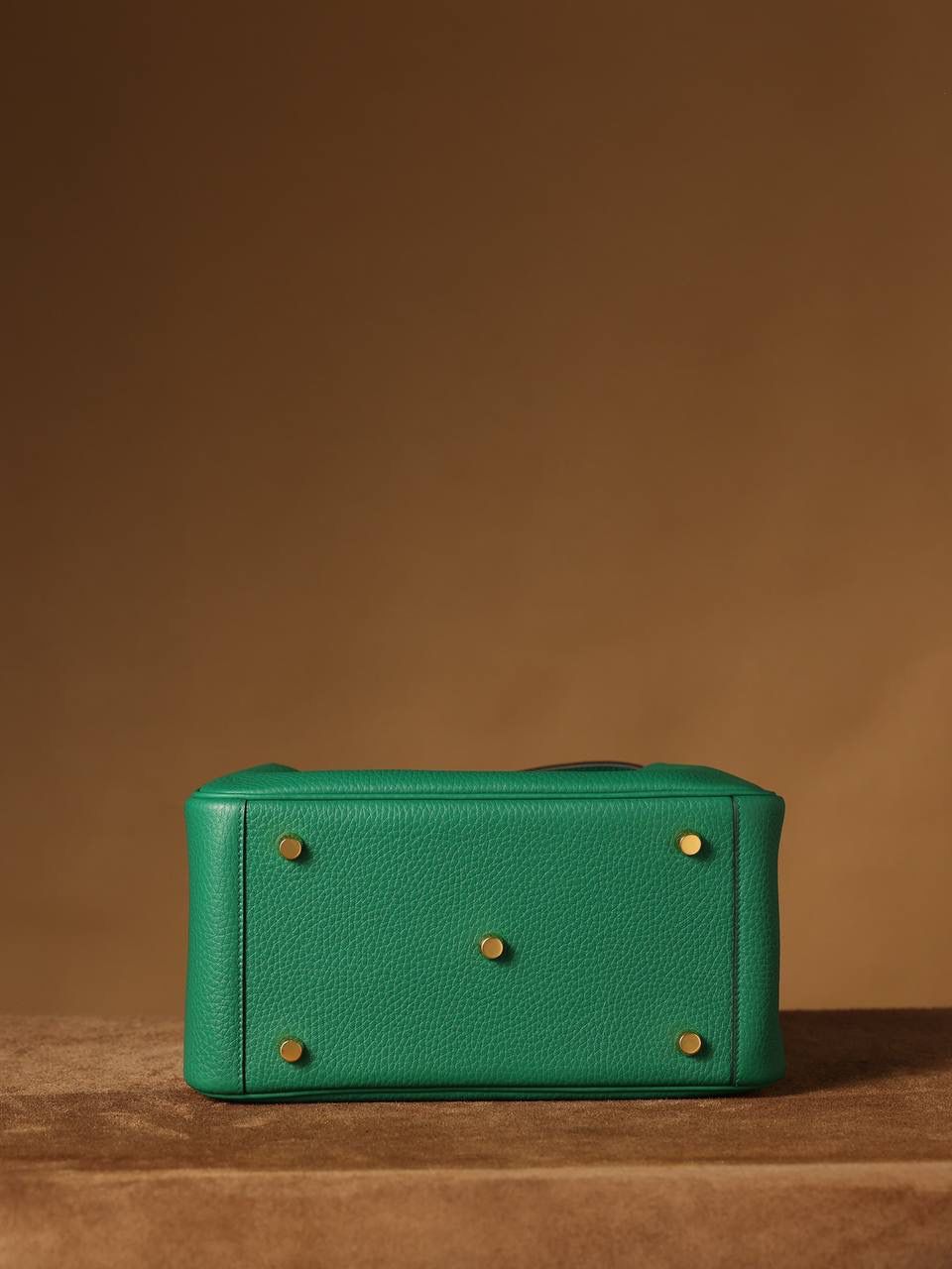 Hermes 爱马仕 Lindy 26cm 丝绒绿金扣👜✨ Lindy 独家渠道货 独家欧洲原厂皮原厂五金组装的ZP尾单货 尺寸：26*18*14 cm Lindy是采用原厂的正品TC皮，什么是TC皮？ 爱马仕专用的clemence,简称tc皮，是Hermes最受欢迎的皮革之一，颜色会比Togo少一些，但是纹路比Togo细腻，含油更高，更软，因此稍稍有些下垂感的特点。