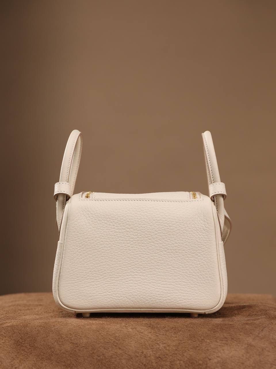 Hermes 爱马仕 Lindy Mini 19cm 奶昔白金扣👜✨ 尺寸：19*12.5*9cm Lindy是采用原厂的正品TC皮，什么是TC皮？ 爱马仕专用的clemence,简称tc皮，是Hermes最受欢迎的皮革之一，颜色会比Togo少一些，但是纹路比Togo细腻，含油更高，更软，因此稍稍有些下垂感的特点。