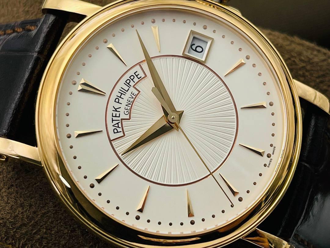 百达.翡丽古典5153系列腕表，儒雅而至！精彩细节：腕表尺寸38毫米，厚度10毫米！ 1⃣️表壳打磨：为了追求正品温润如玉的效果，ZF制表师精磨细造，慢工出细活。 2⃣️防尘盖与壳体的衔接机制，有媲美带正品一样的清脆手感。 3⃣️刻度和指针，采用最新的贵金属电镀工艺处理，效果更上一层楼。 4⃣️“锅盖型”微凸蓝宝表镜，版型与正品一致，效果通透，辨时清晰。 5⃣️贵金属钢印立体规范，清晰生动！ 6⃣️【引领一体机时代】采用定制版Cal.324一体机——更薄，更稳，更像。最重要的是仿真度直线上升了。 7⃣️【表带】经典意大利小牛皮表带，纹路清晰，质感好。搭配圈市面最顶级的百达翡丽灯笼表扣，通用原装无压力。