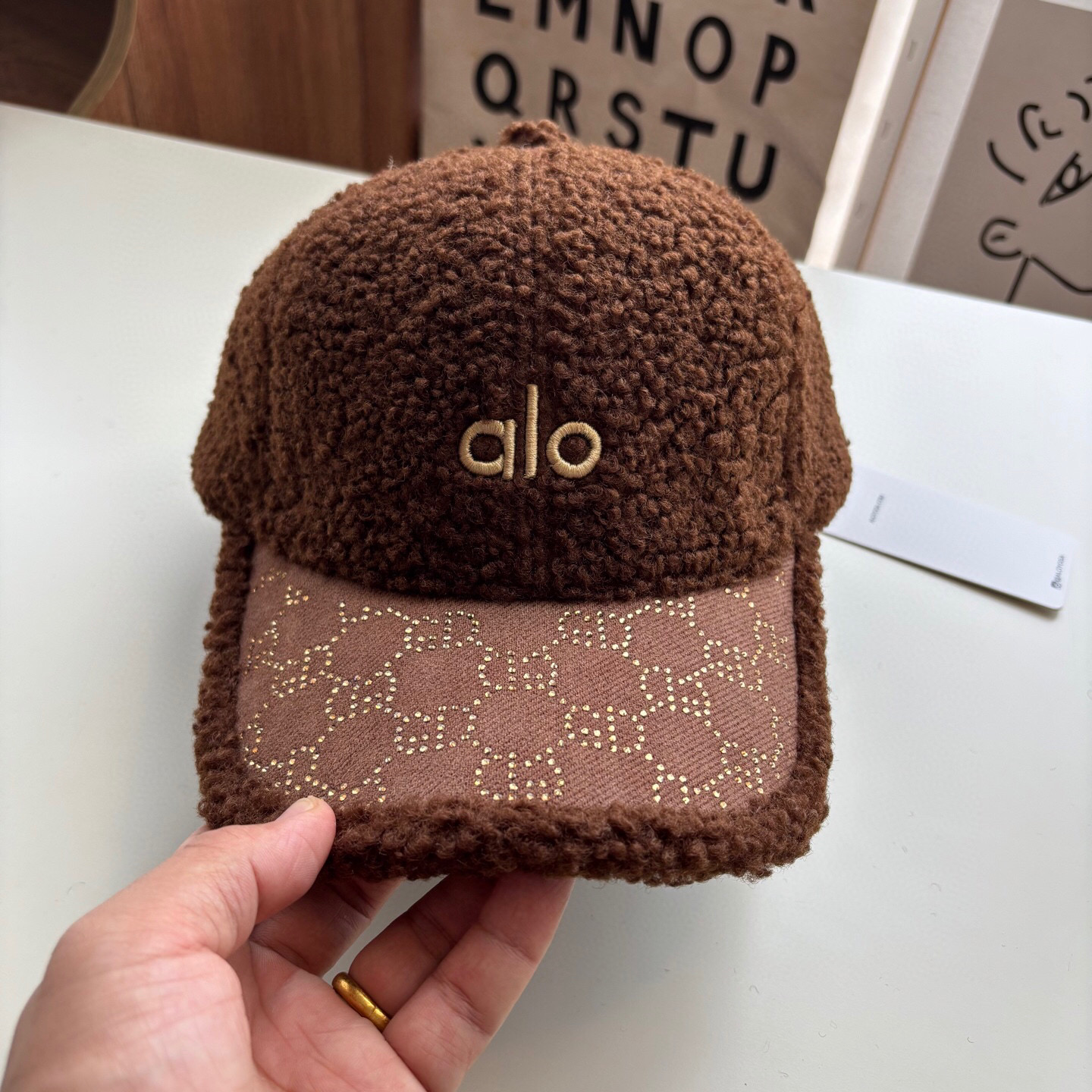 $79件。2件起$70件。ALO 秋冬羊羔絨棒球帽Alo Yoga 潮流達人極力推薦款