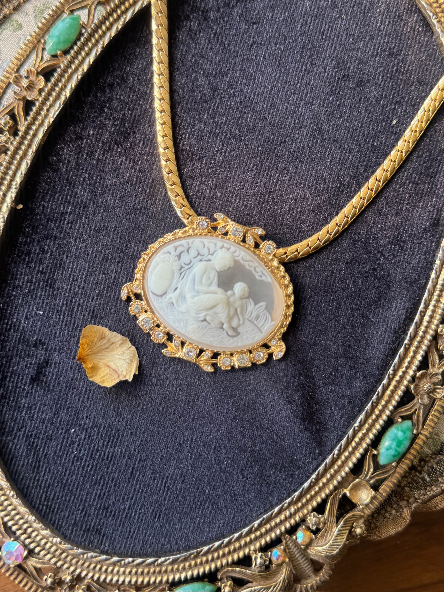 C.a. 1970s Neoclassical Snowy Resin Bas-Relief Cameo Princess Necklace (MT2266)