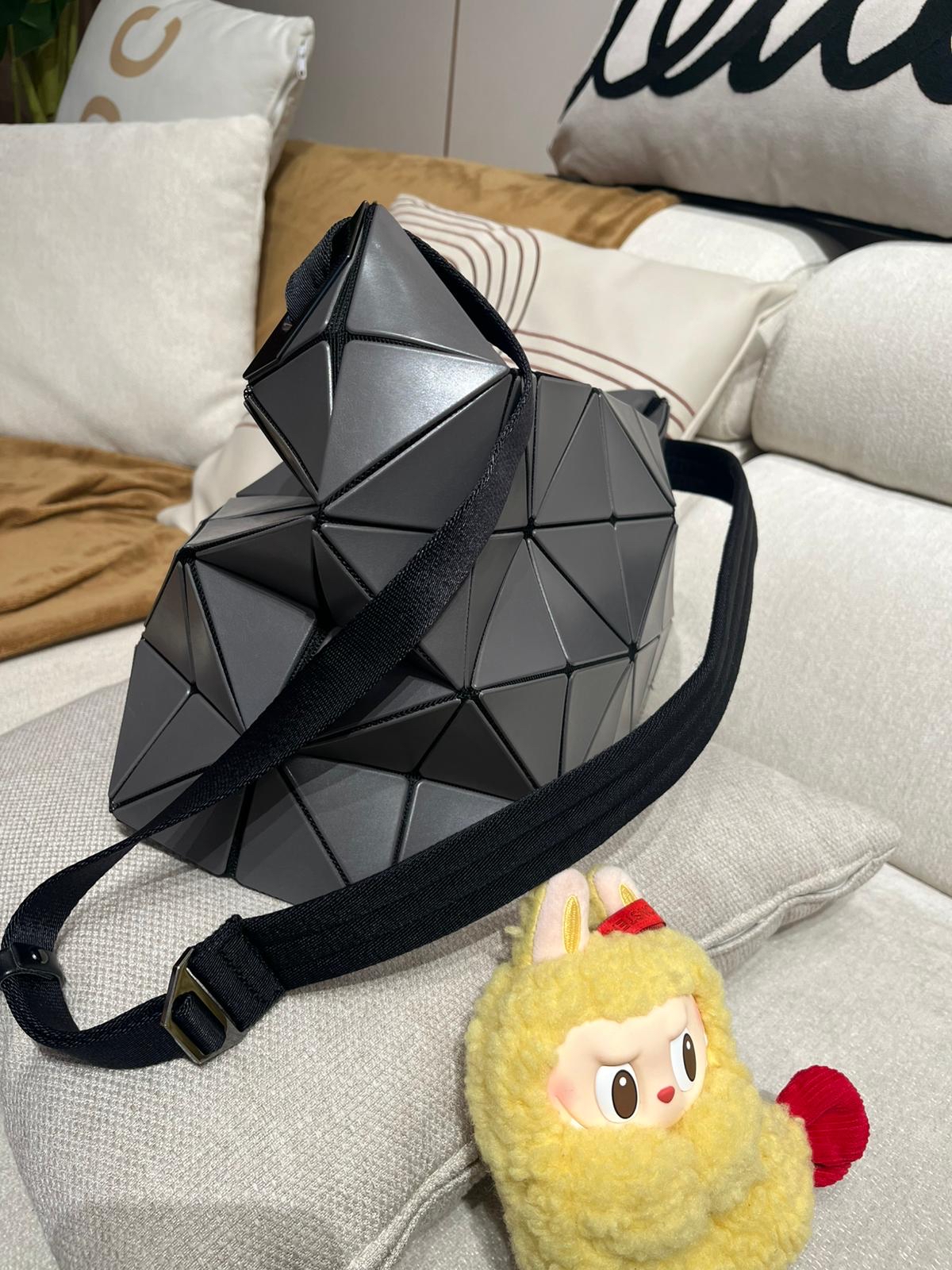 Issey Miyake Bao Bao Shoulder Bag 100%Authentic ,95%new✅dust bag