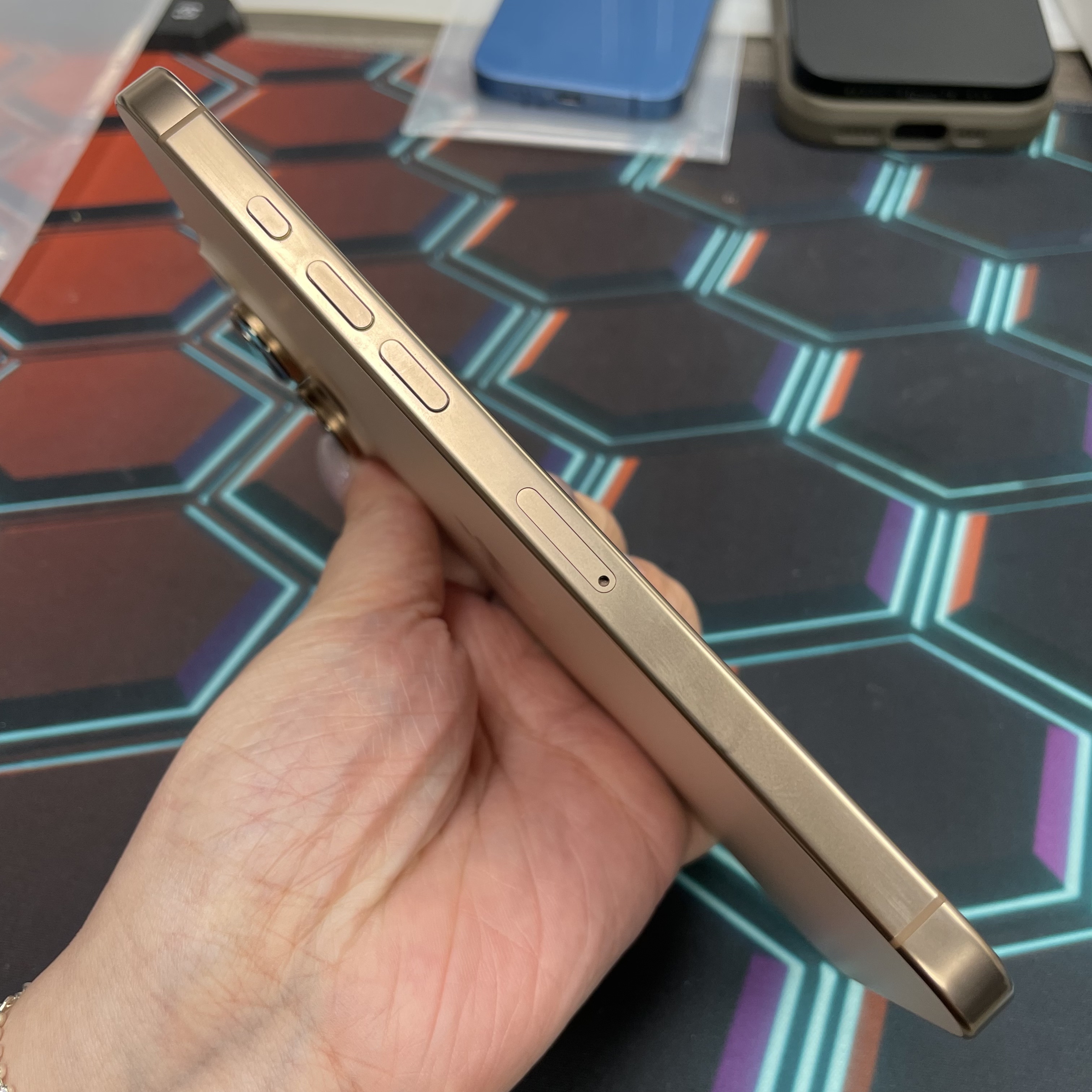 *6899 16 Pro max 完美機 256GB 電88 沙色 gold