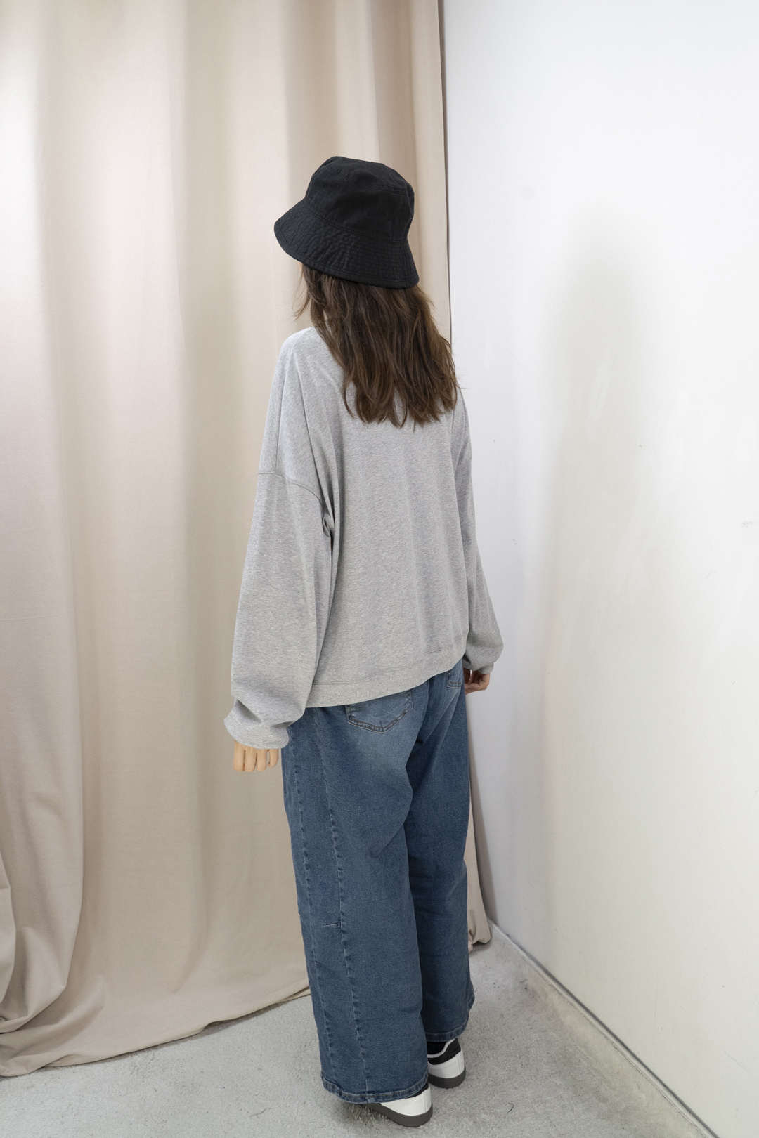 輕軟薄倒三角造型明線上衣（淺灰色）